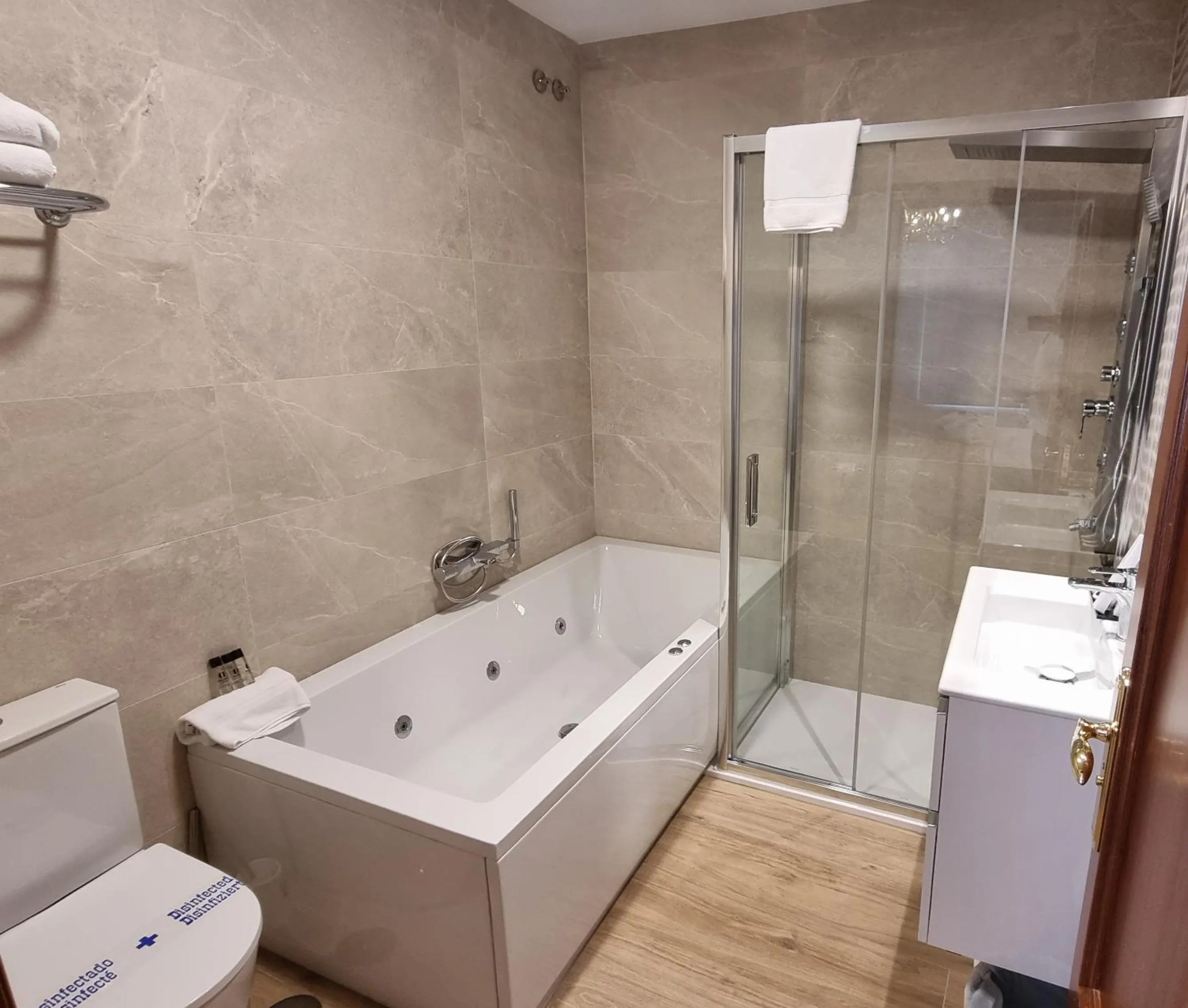 Bathroom in Hotel Infanta Isabel by Recordis Hotels