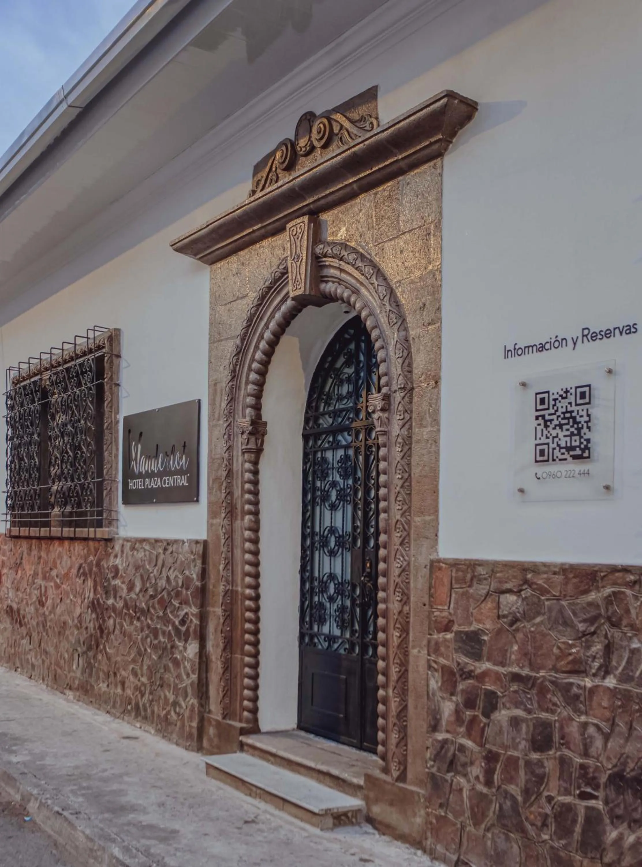 Facade/entrance in Wanderlot - Hotel Plaza Central