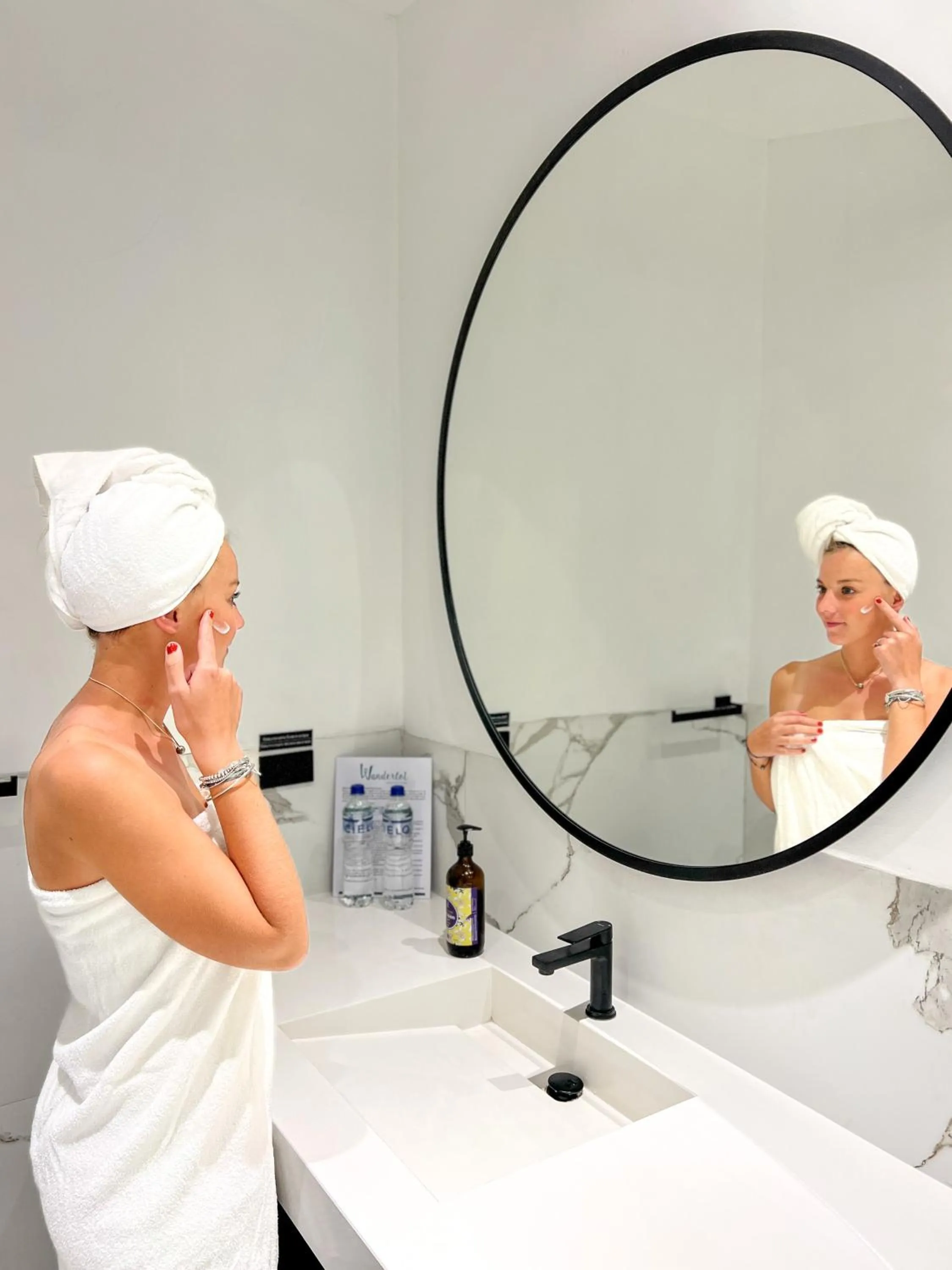 People in Wanderlot - Hotel Plaza Central