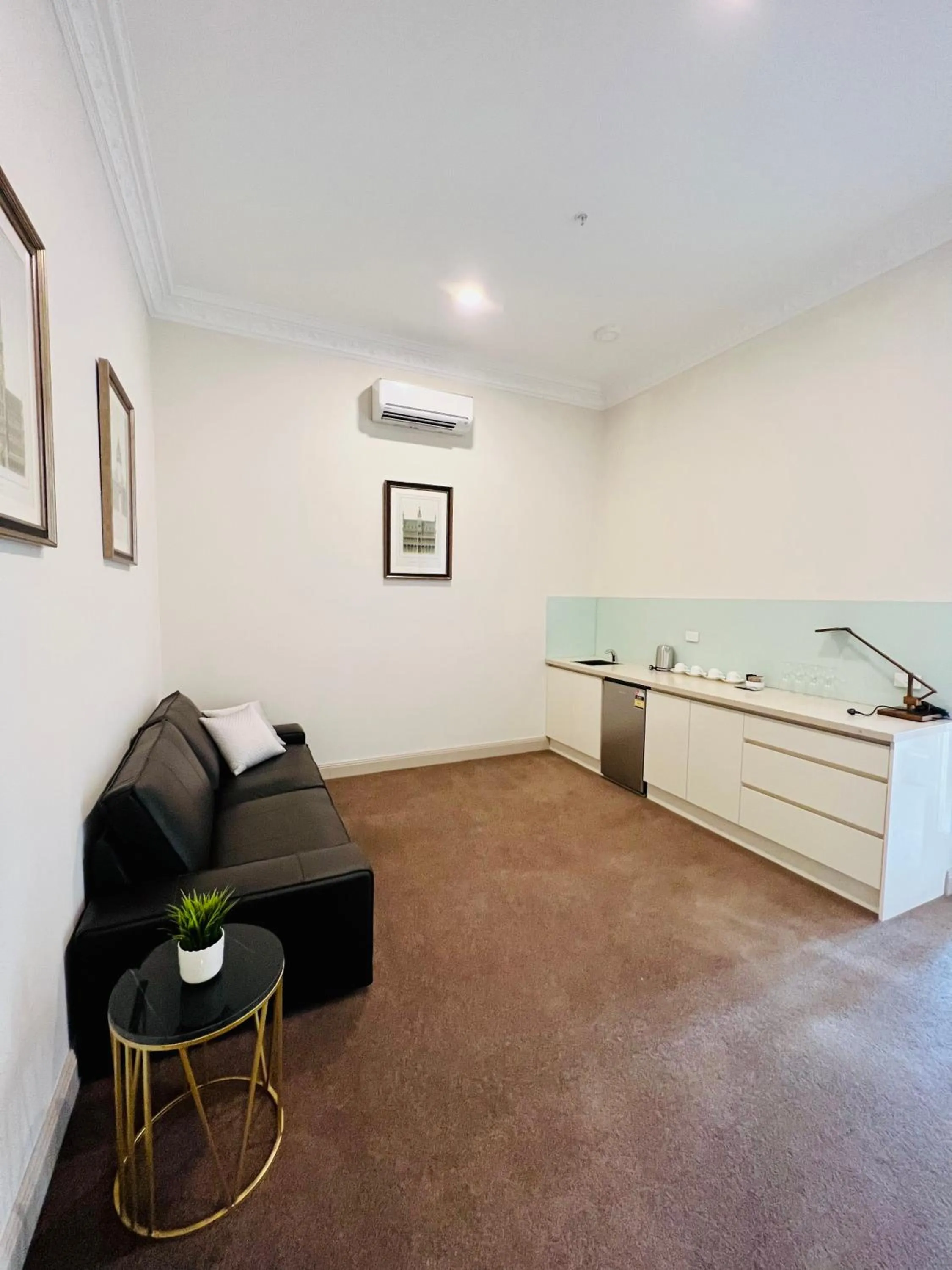 Living room in Clarendon Hotel