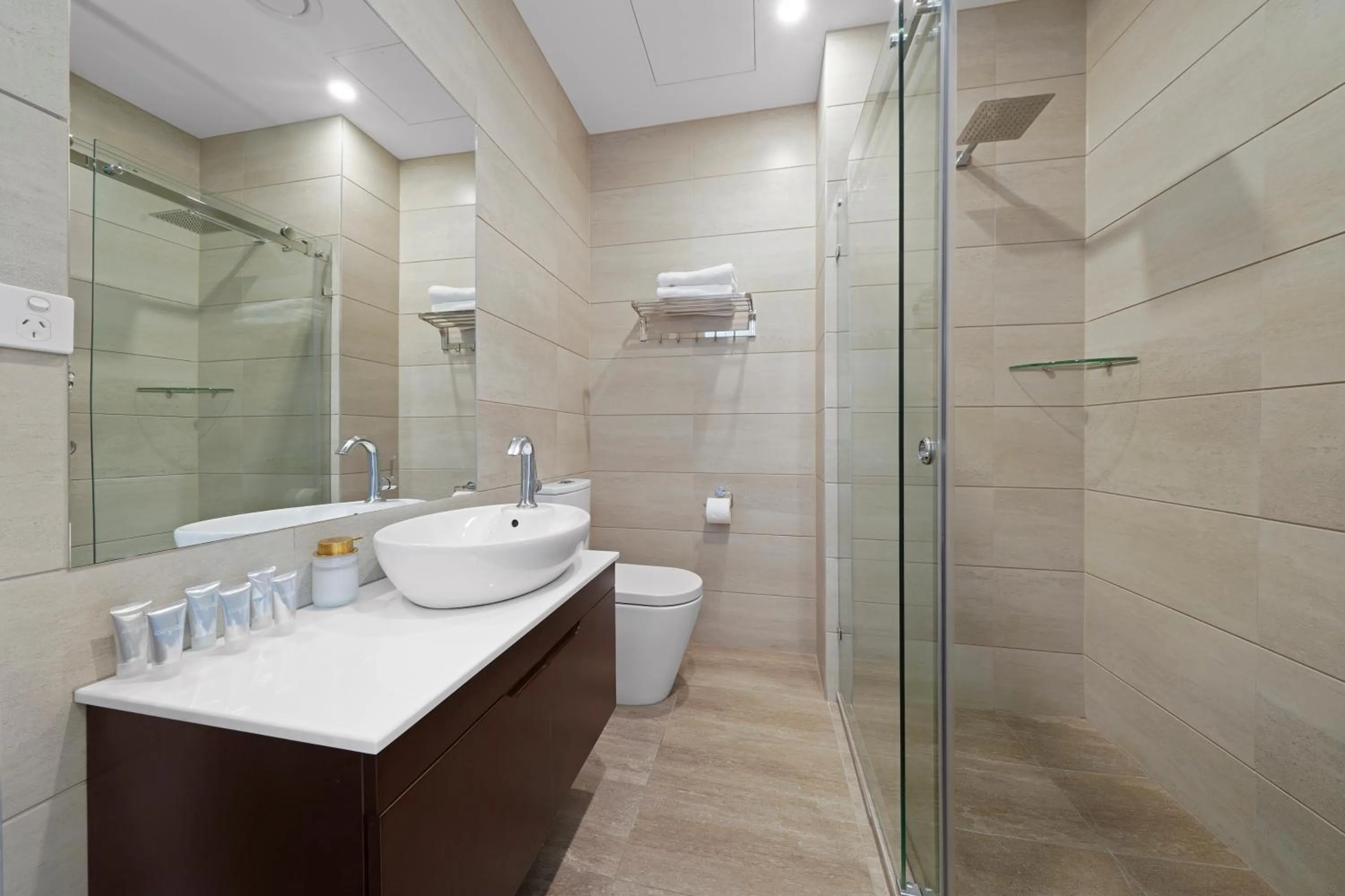 Shower in Clarendon Hotel