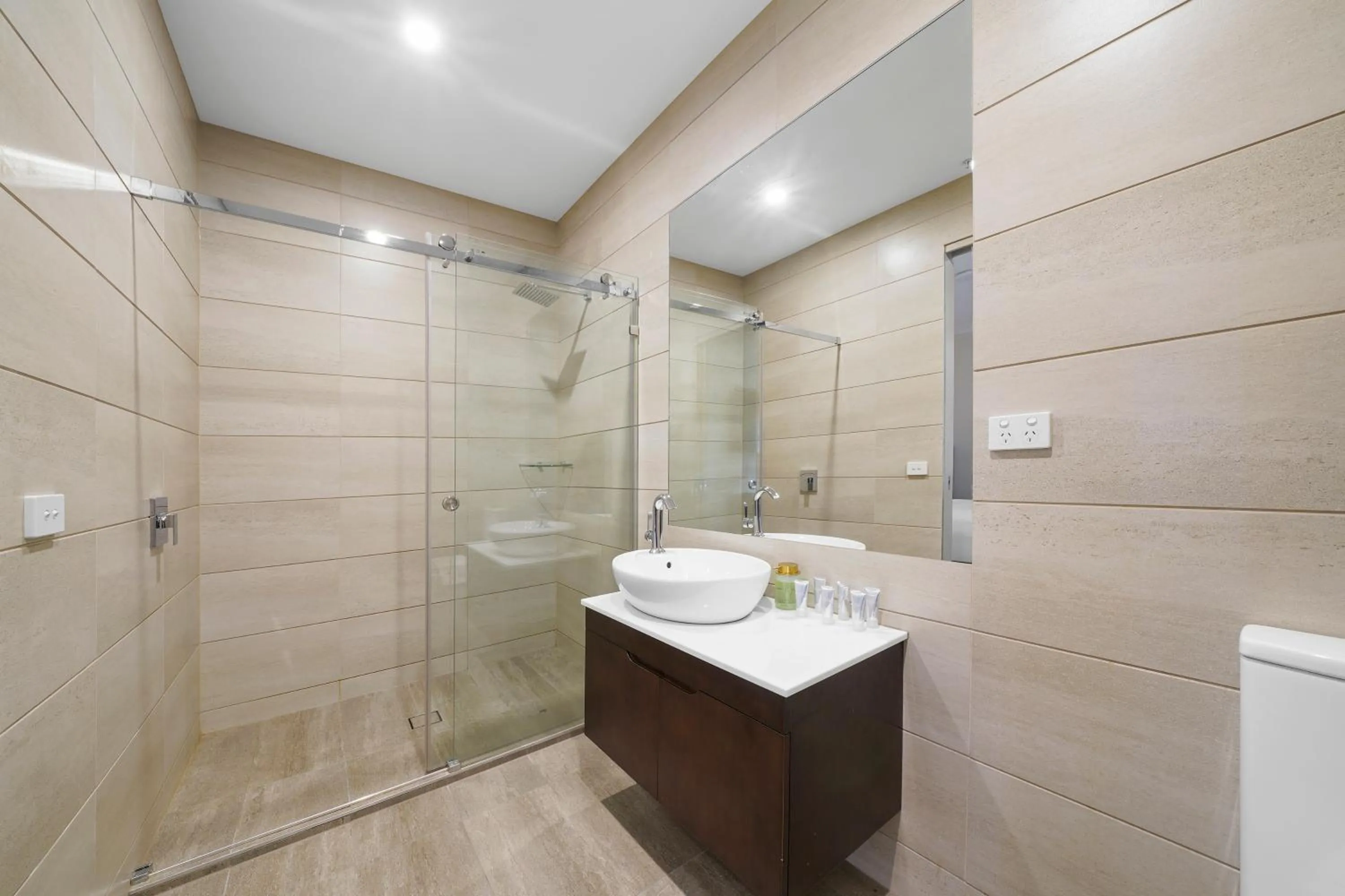 Shower in Clarendon Hotel