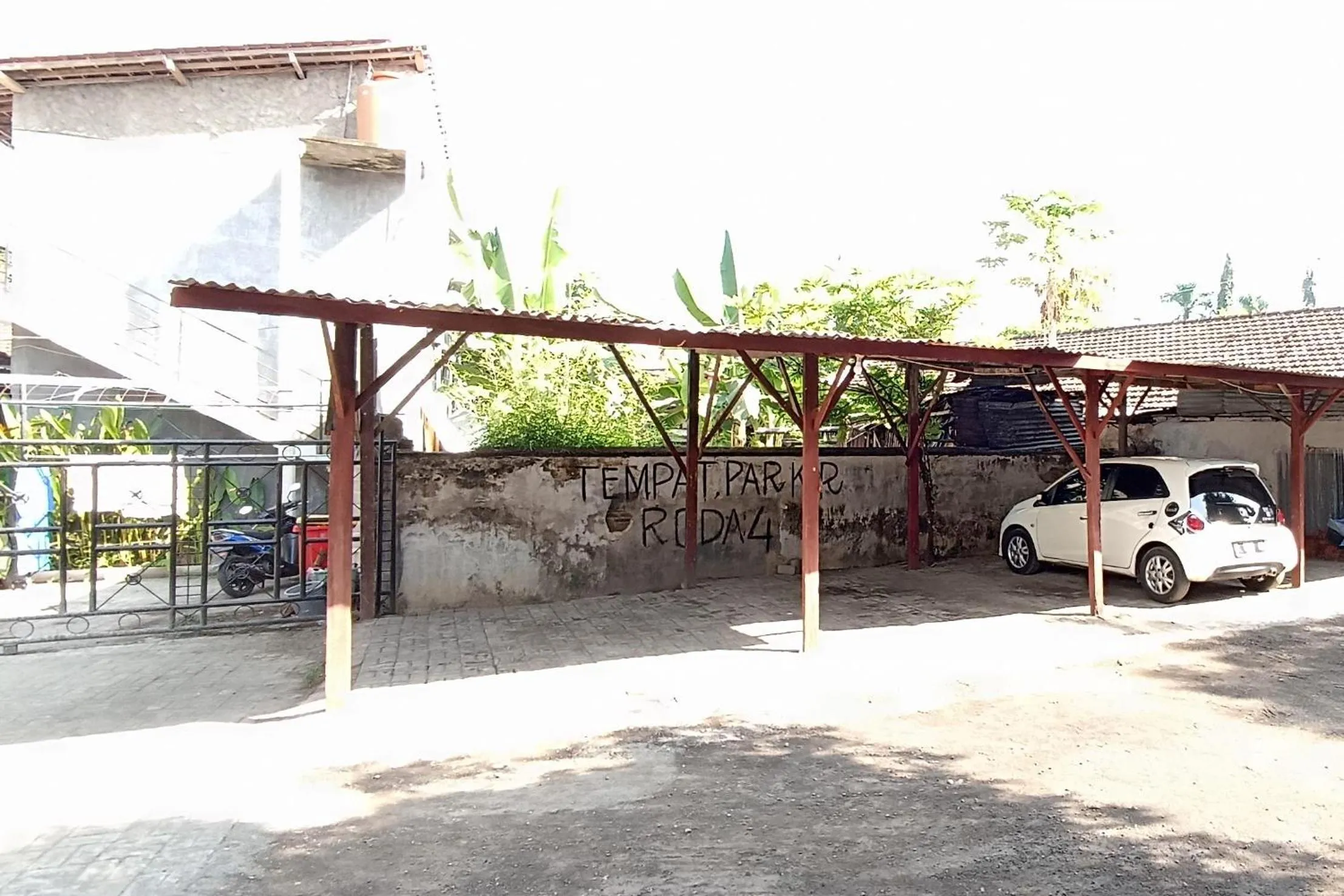 Parking in Tutus Homestay Syariah RedPartner