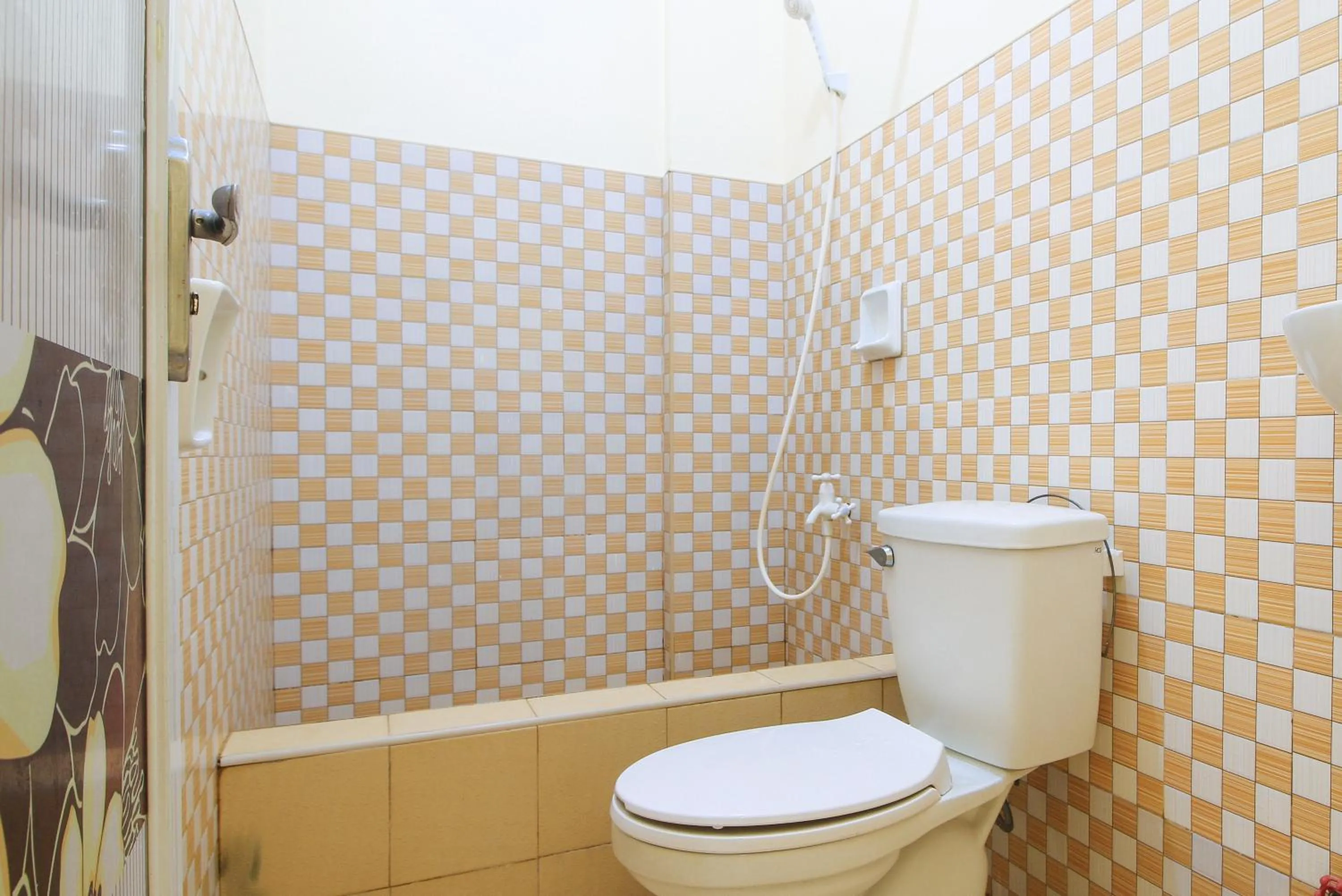 Bathroom in Maliwalo Inn Tarlac by RedDoorz