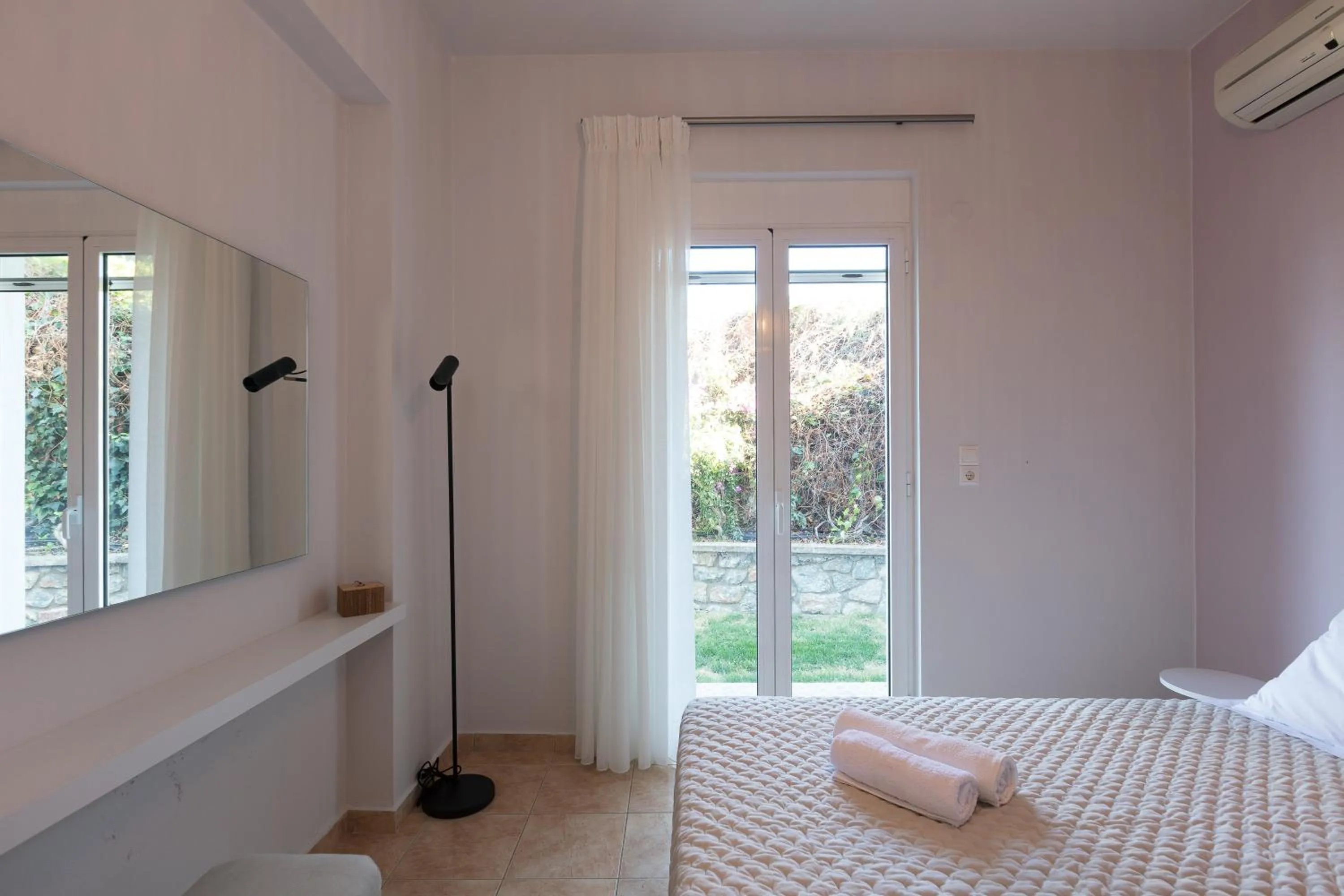 Photo of the whole room, Bed in Pietra Di Mare