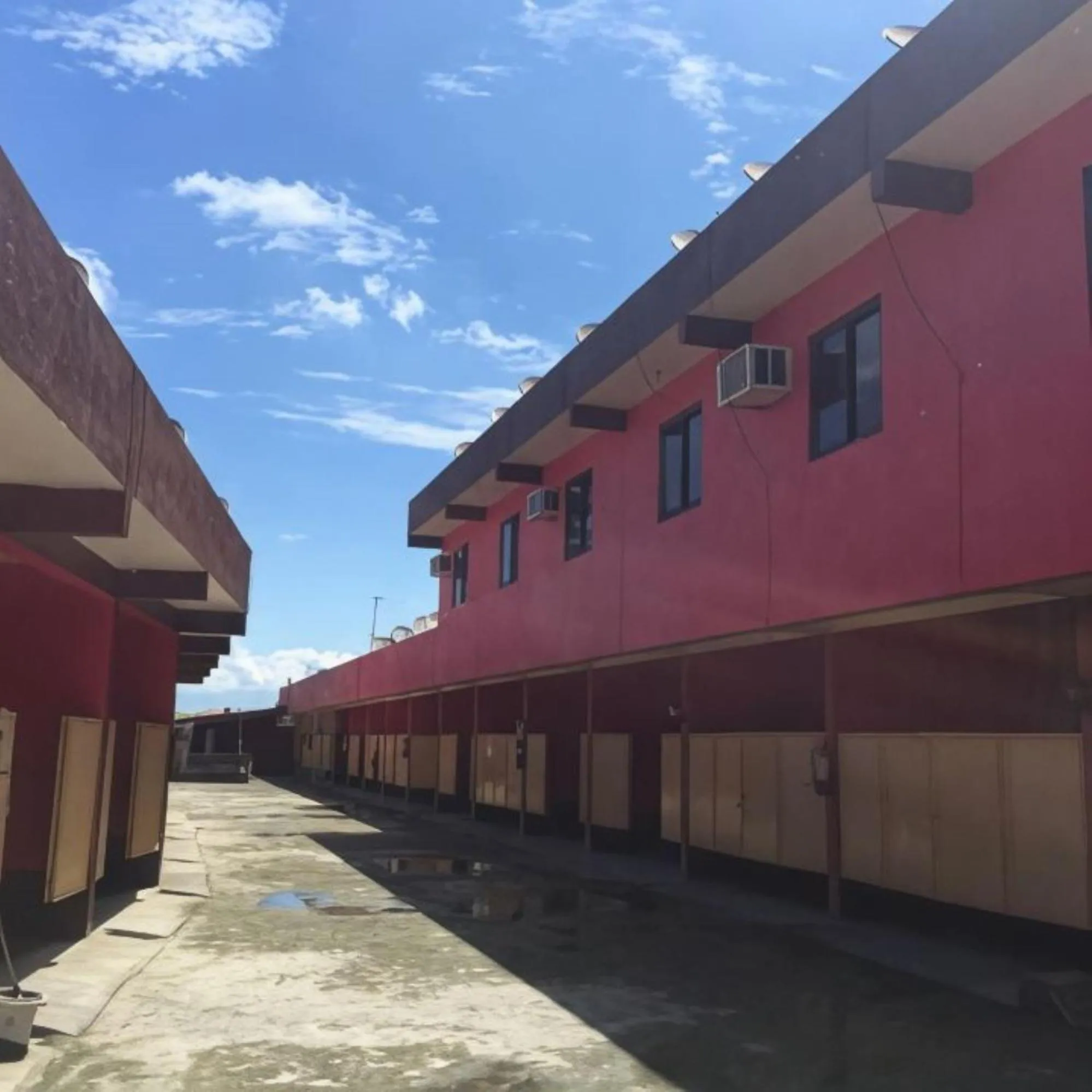 Property building in Golden Empress Hotel Urdaneta Pangasinan by RedDoorz