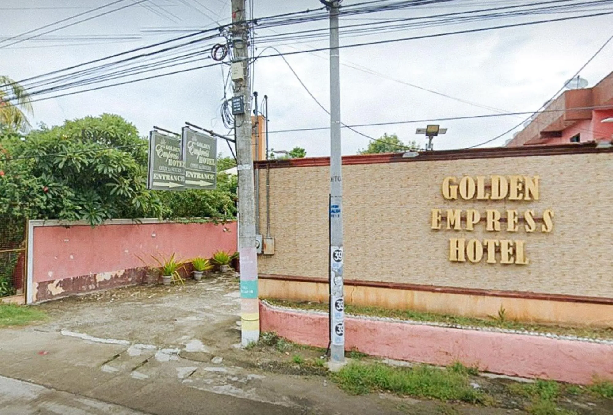 Property building in Golden Empress Hotel Urdaneta Pangasinan by RedDoorz