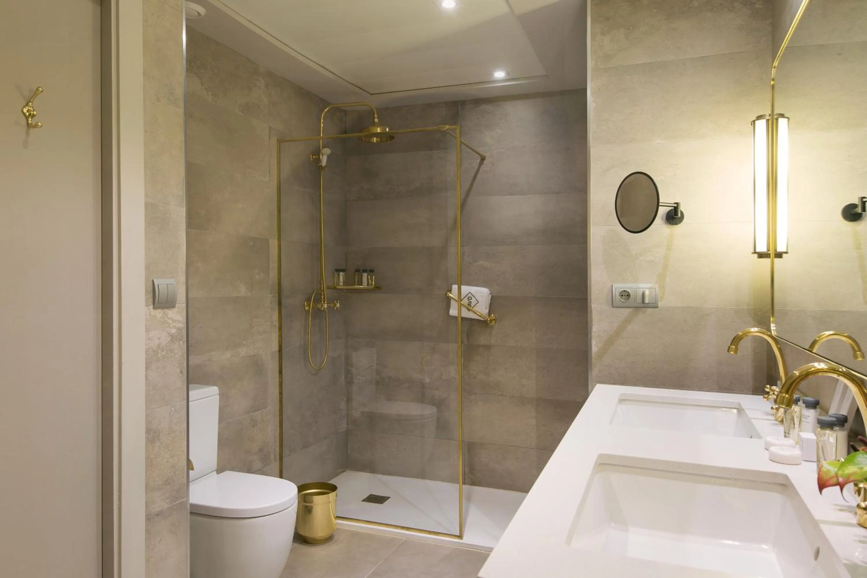 Shower in El Avenida Palace