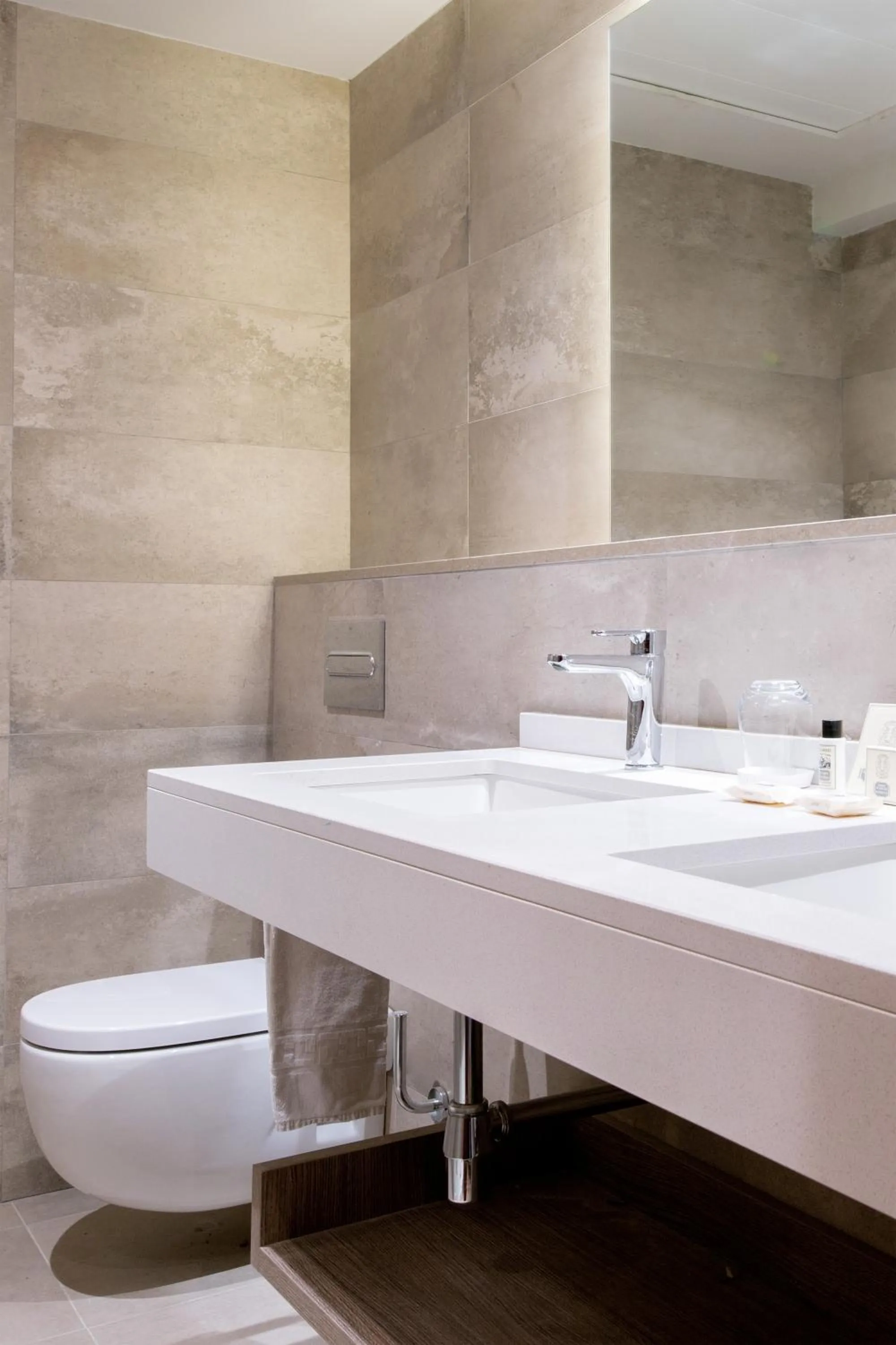 Bathroom in El Avenida Palace