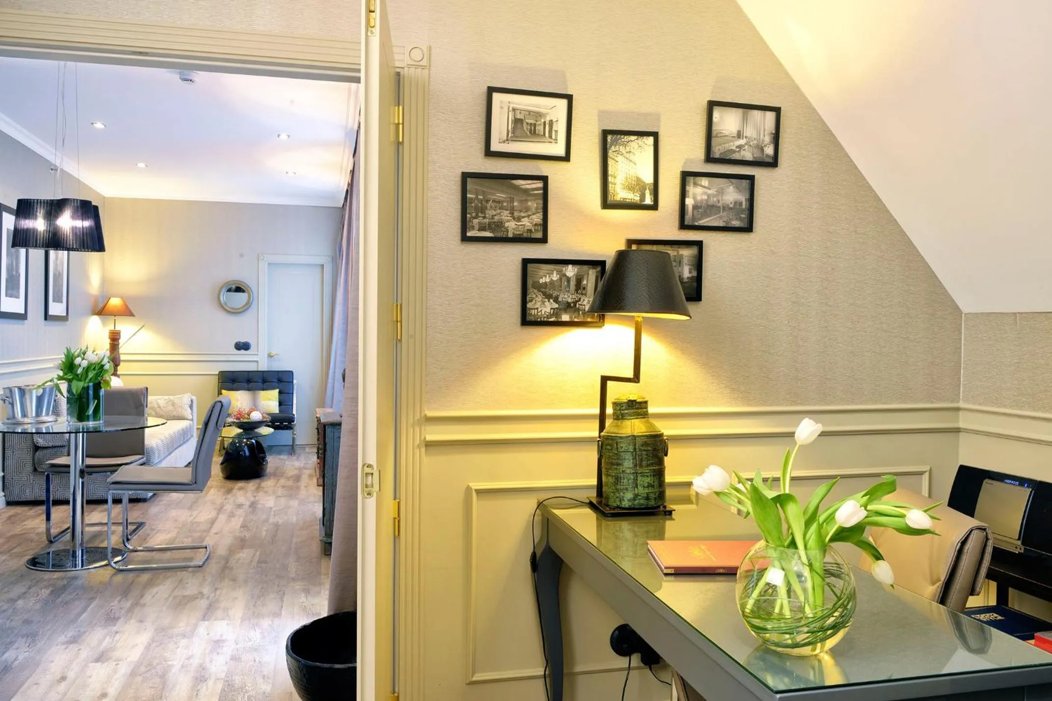 Seating area in El Avenida Palace