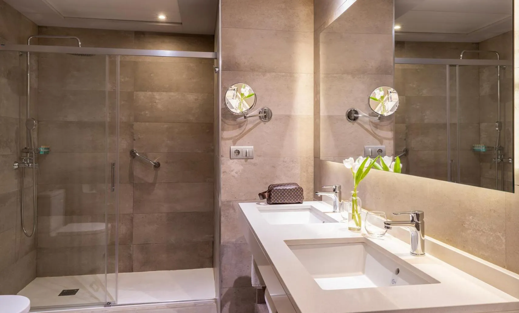 Shower in El Avenida Palace