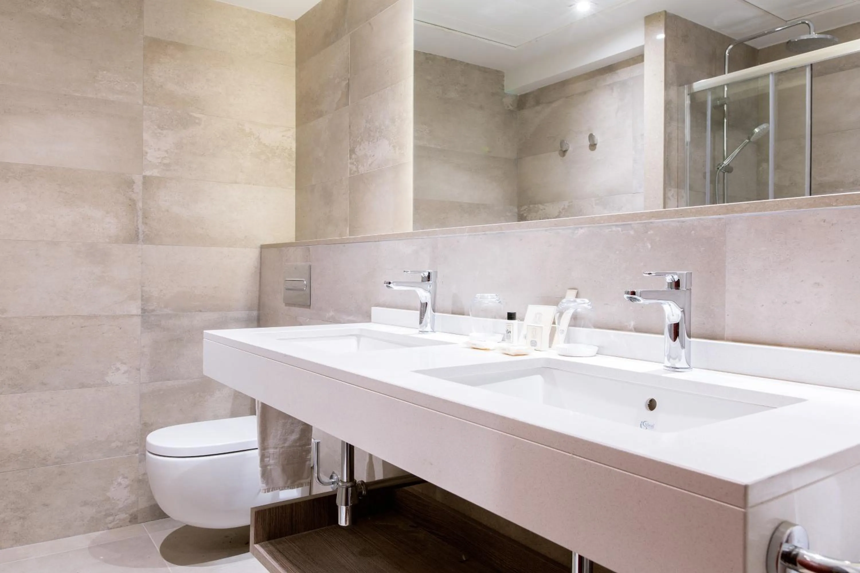 Bathroom in El Avenida Palace