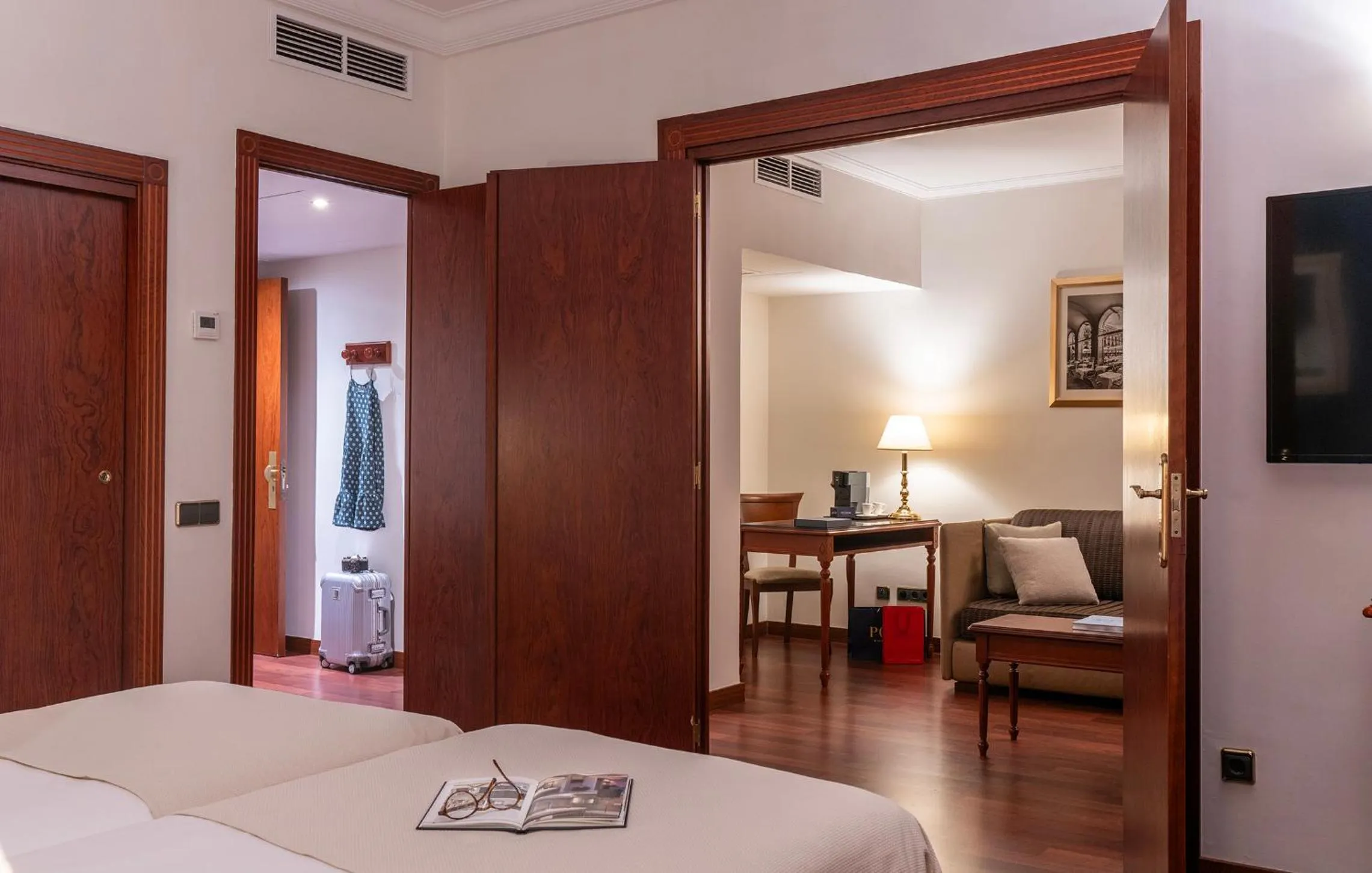 Living room, Bed in El Avenida Palace