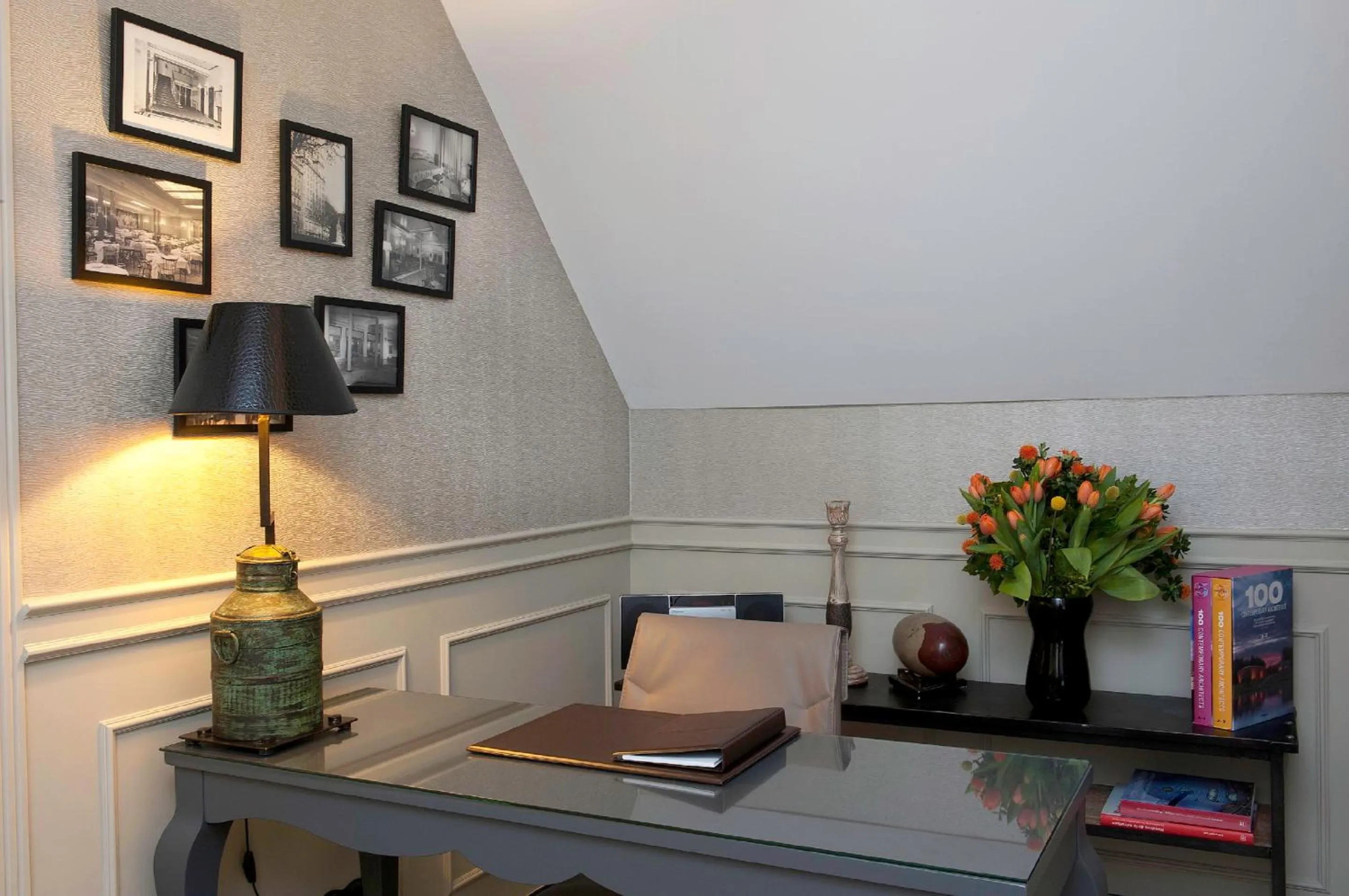 Seating area in El Avenida Palace