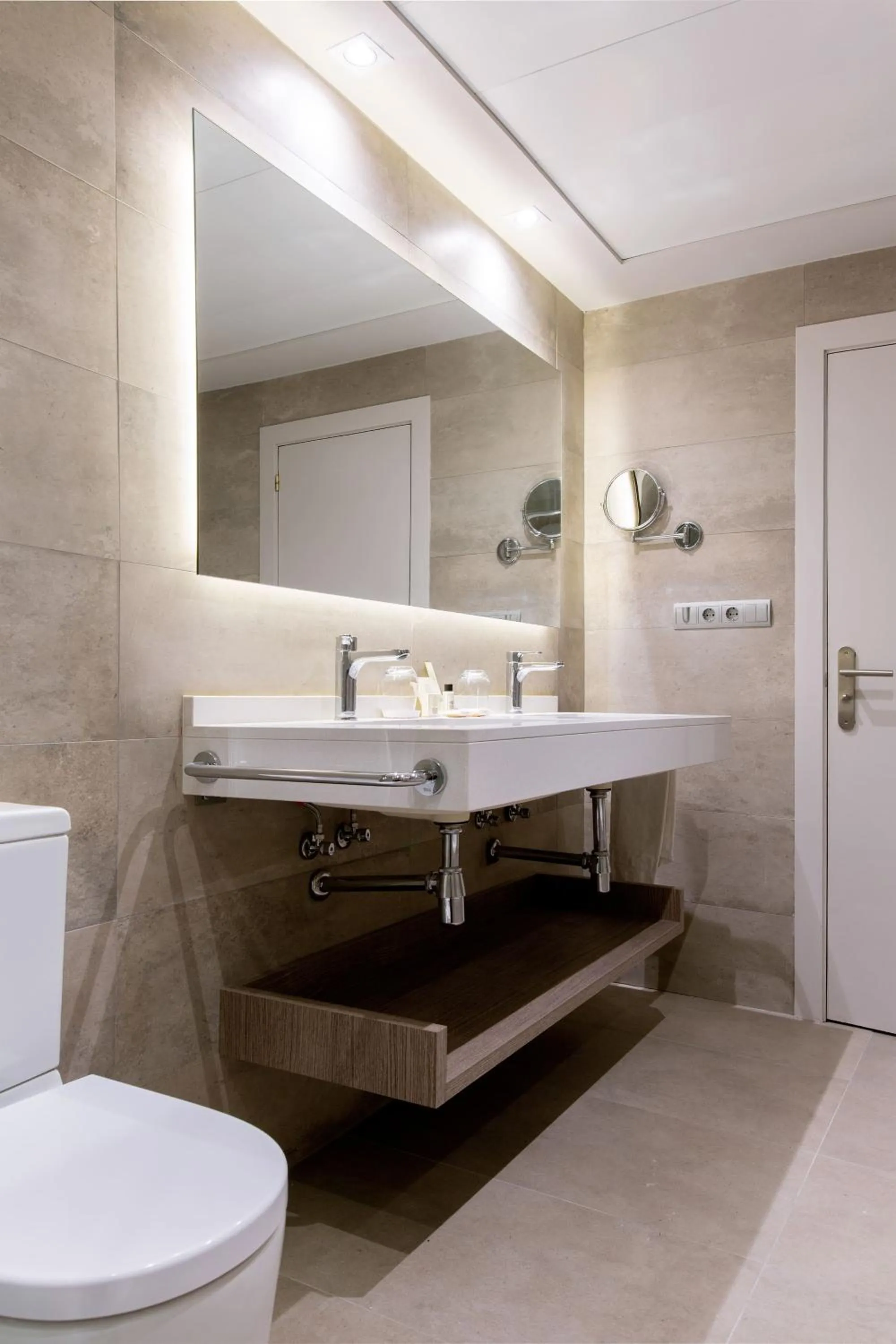 Bathroom in El Avenida Palace