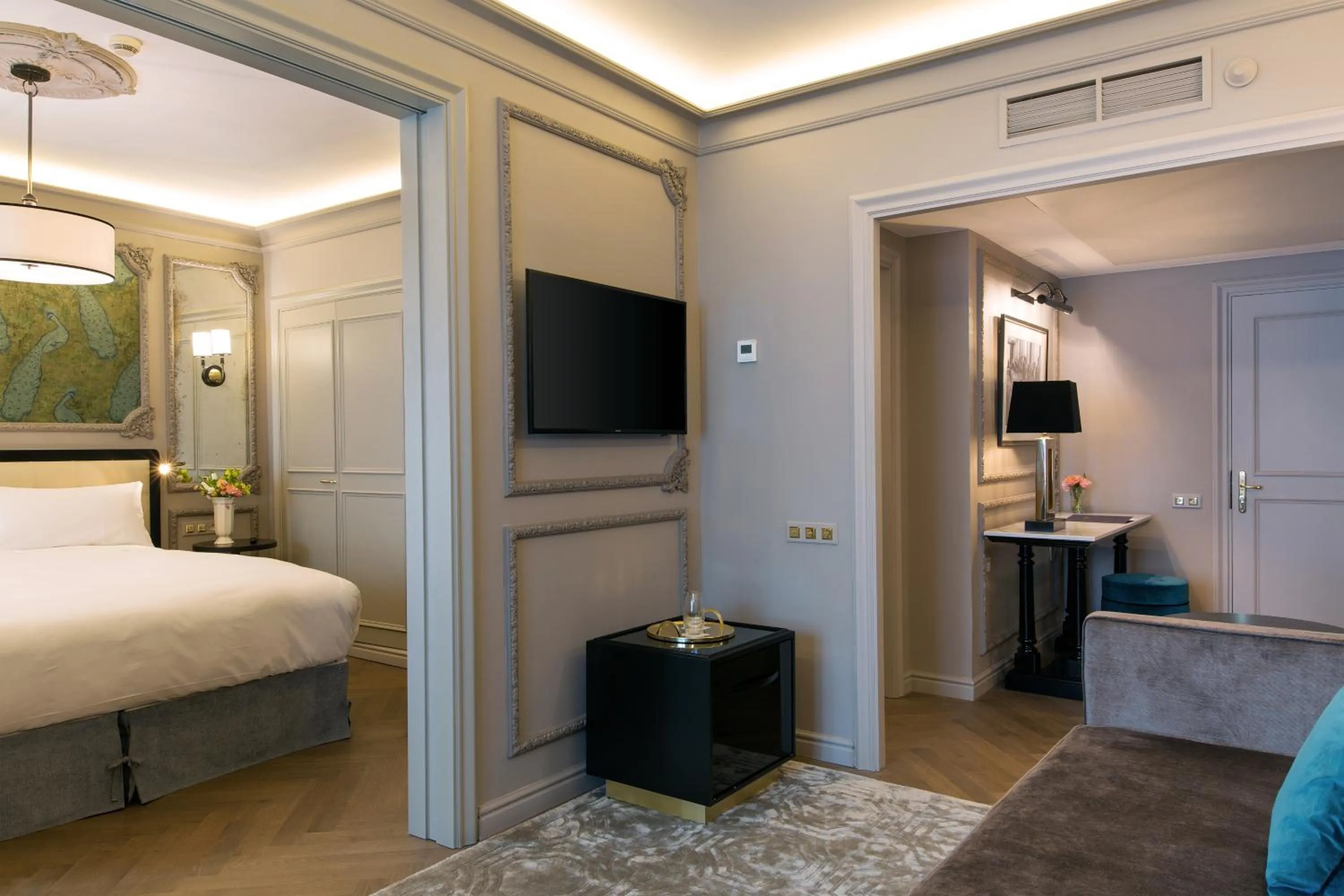 Living room, Bed in El Avenida Palace