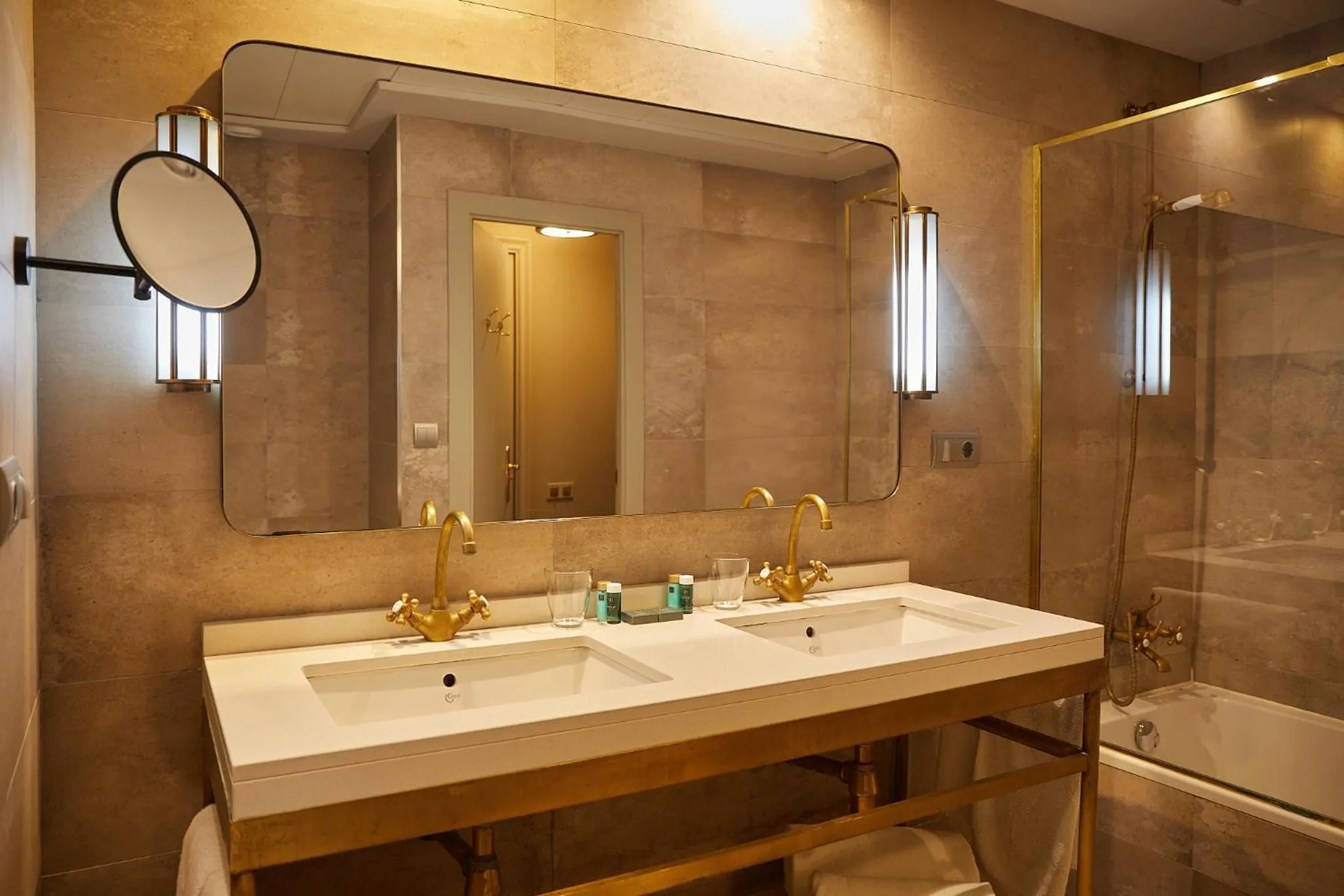 Bathroom in El Avenida Palace