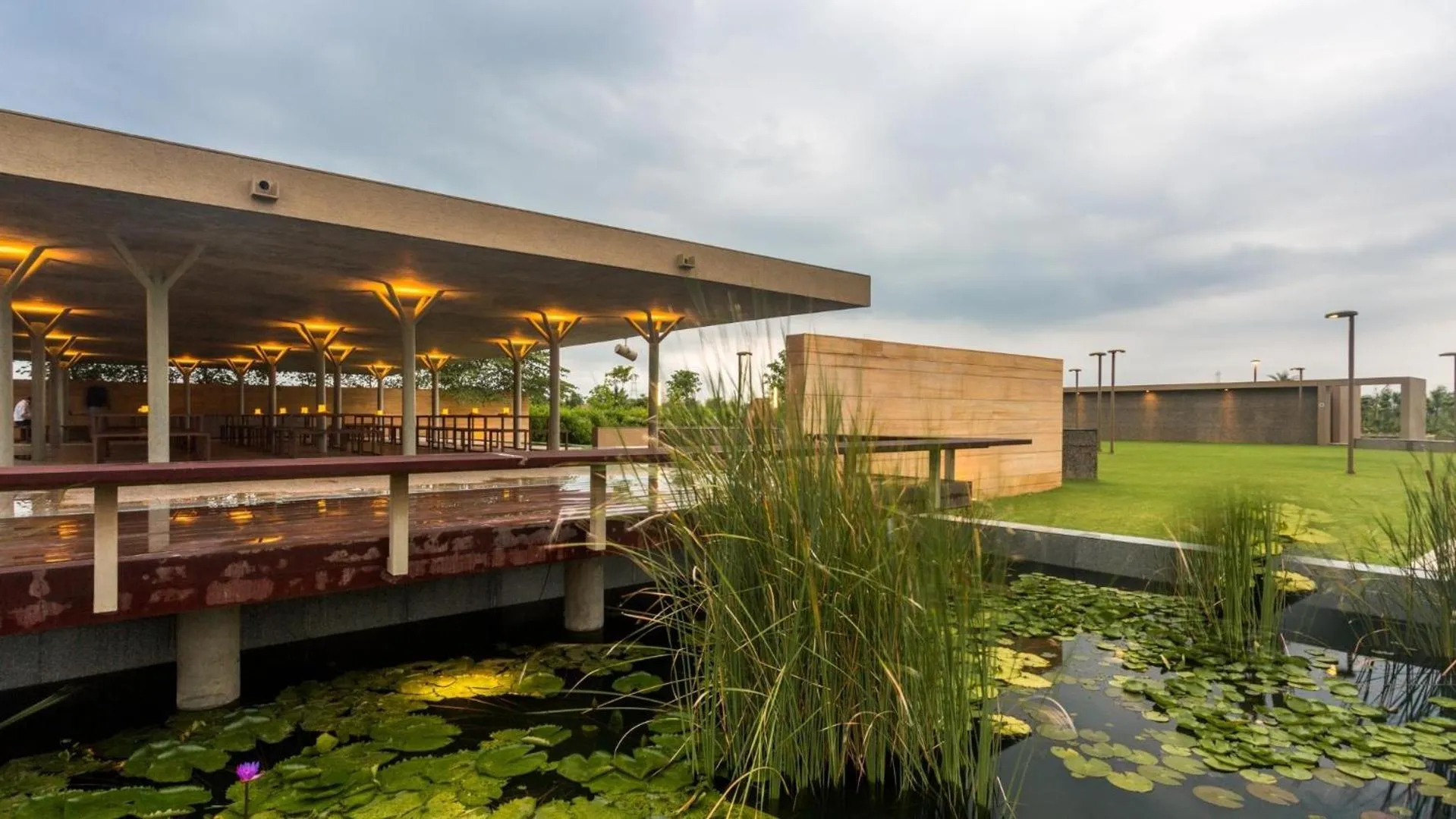 Restaurant/places to eat in Life At REPOSE- Lake Villas Resort & Club