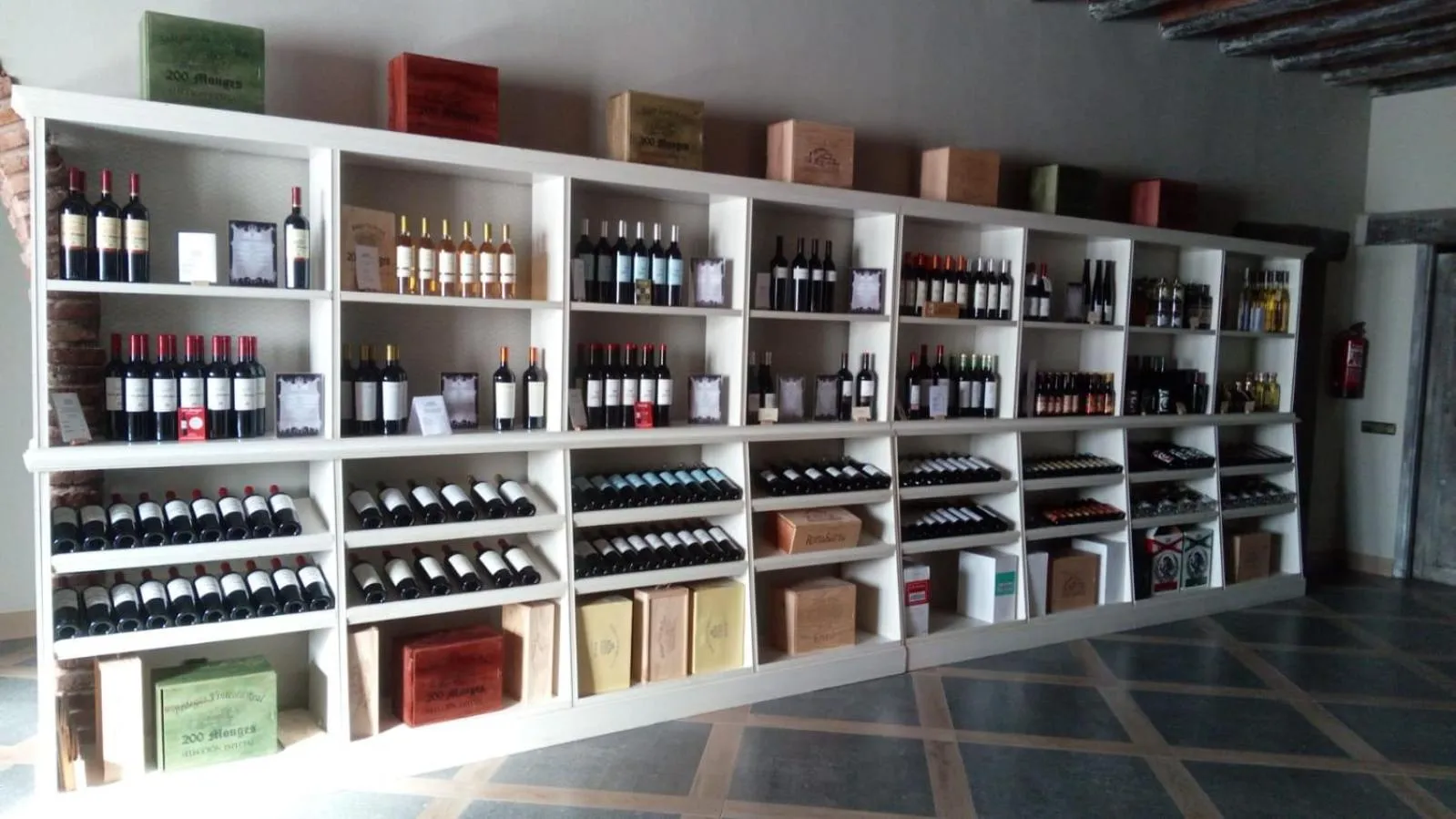 On-site shops in Hotel Vinícola Real-200 Monges