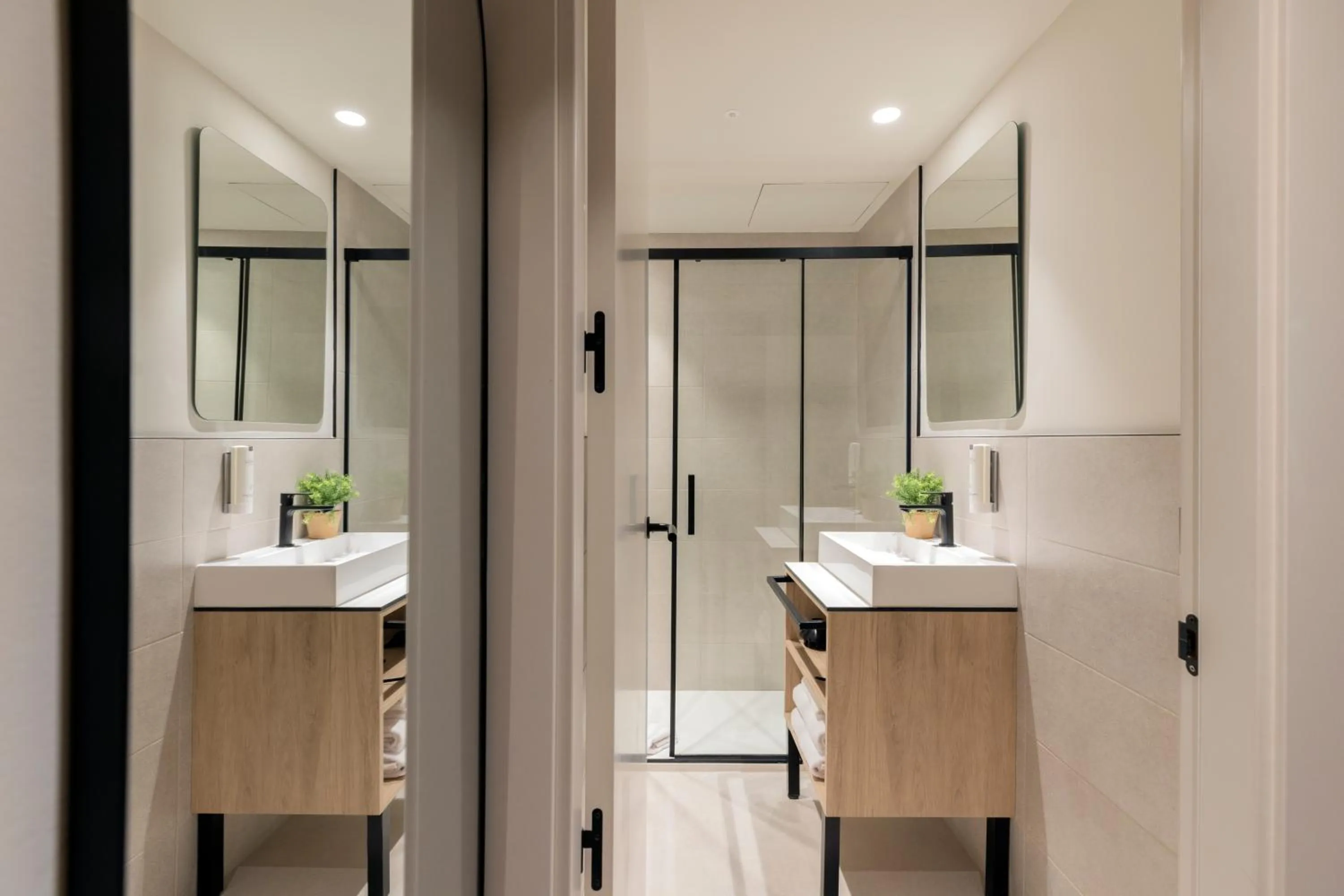 Shower in Líbere Barcelona Sant Antoni