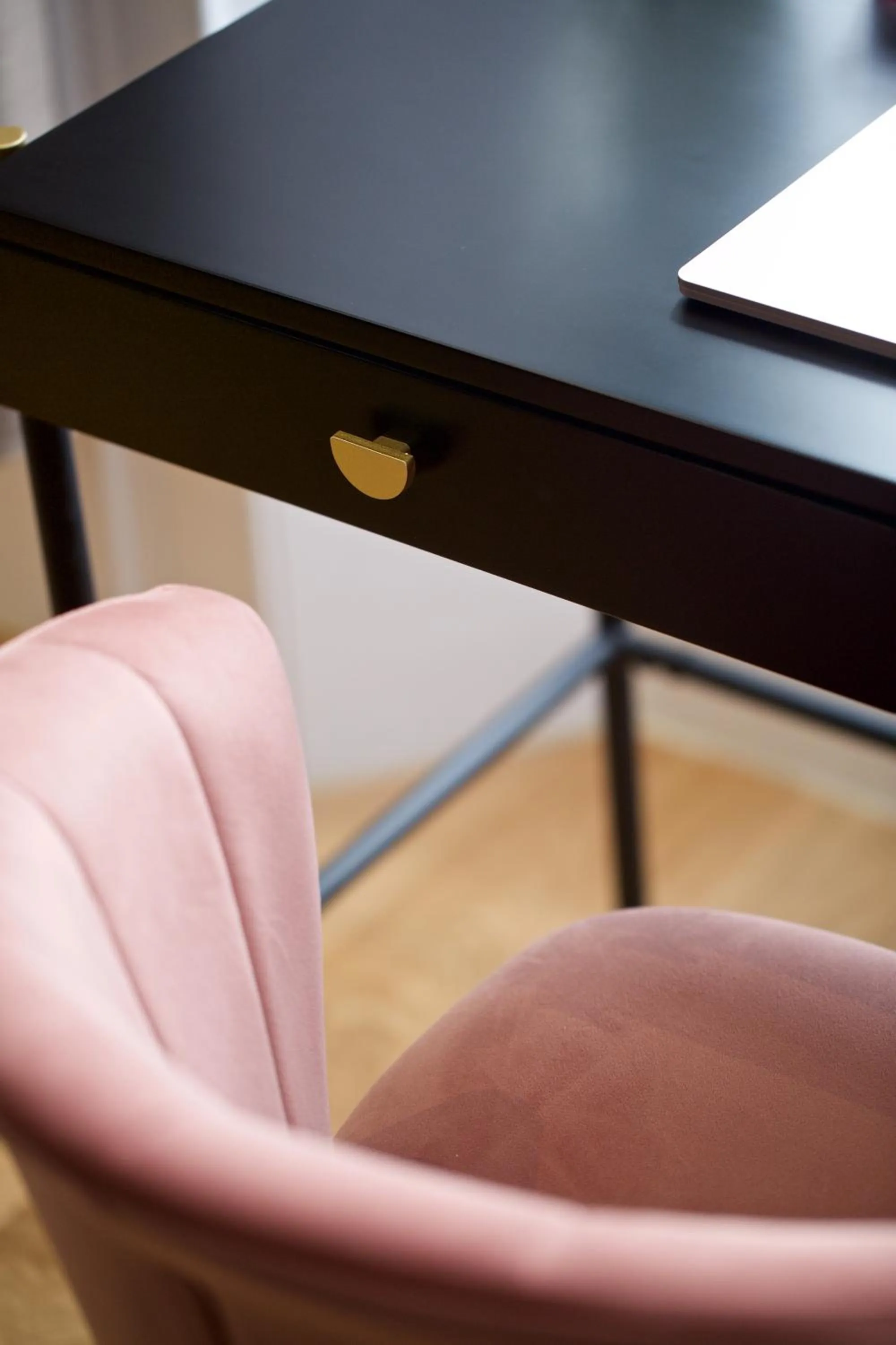 hair dresser in Avari Apartments - Winchester Collection