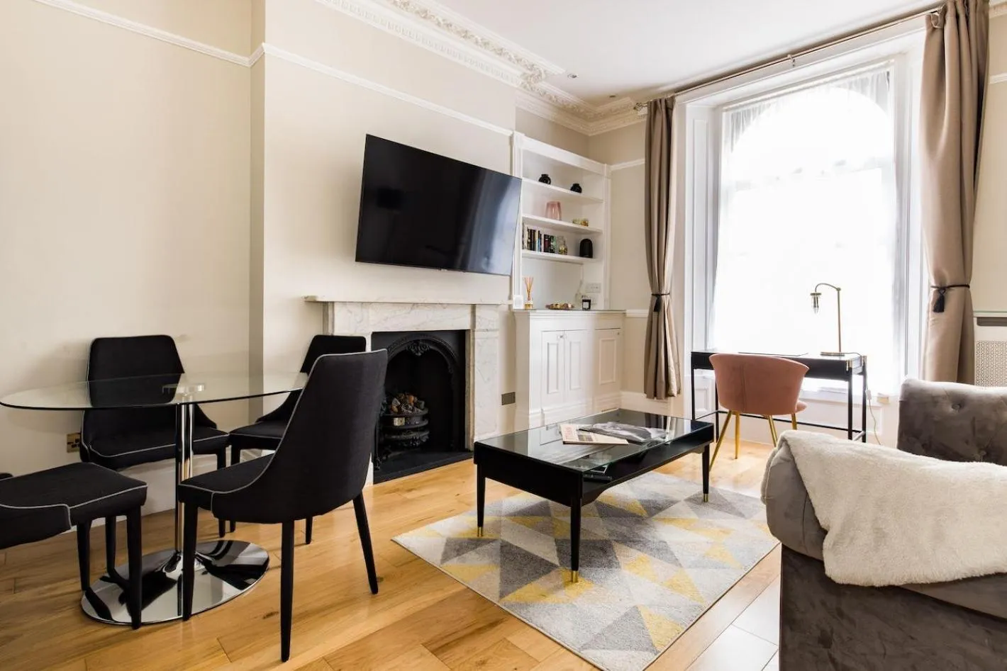 TV and multimedia in Avari Apartments - Winchester Collection