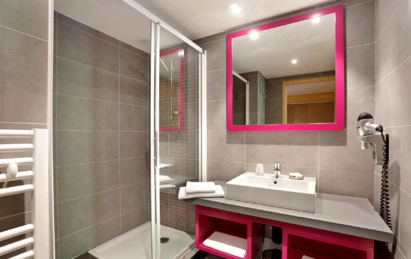 Shower in Logis Chalet Hotel Vaccapark