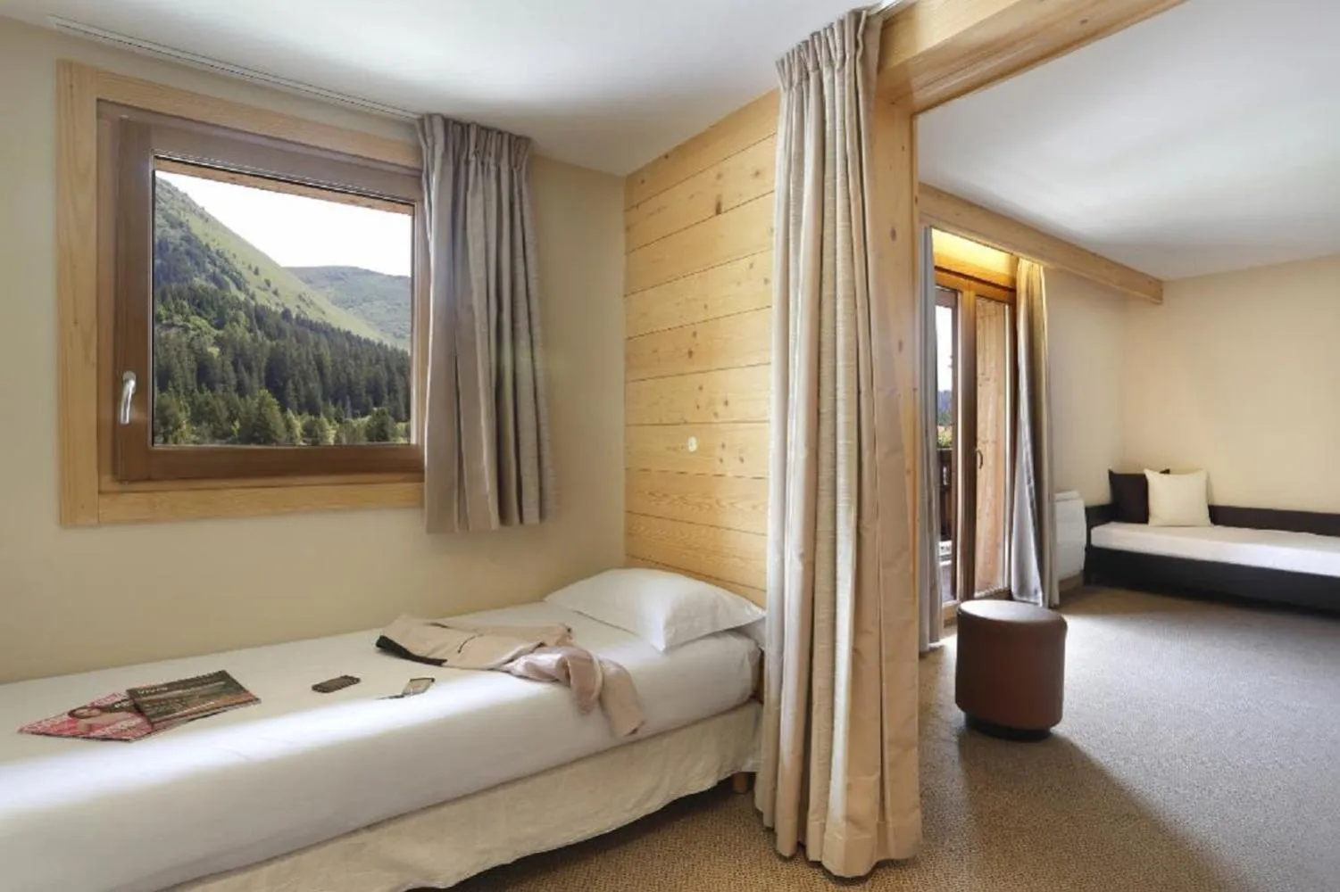 Bed in Logis Chalet Hotel Vaccapark