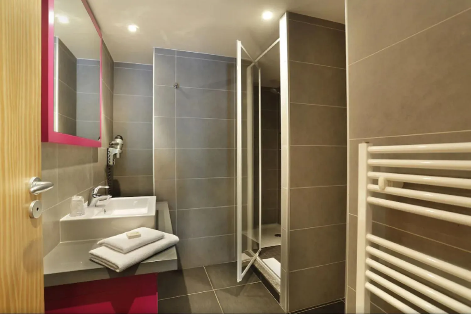 Shower in Logis Chalet Hotel Vaccapark