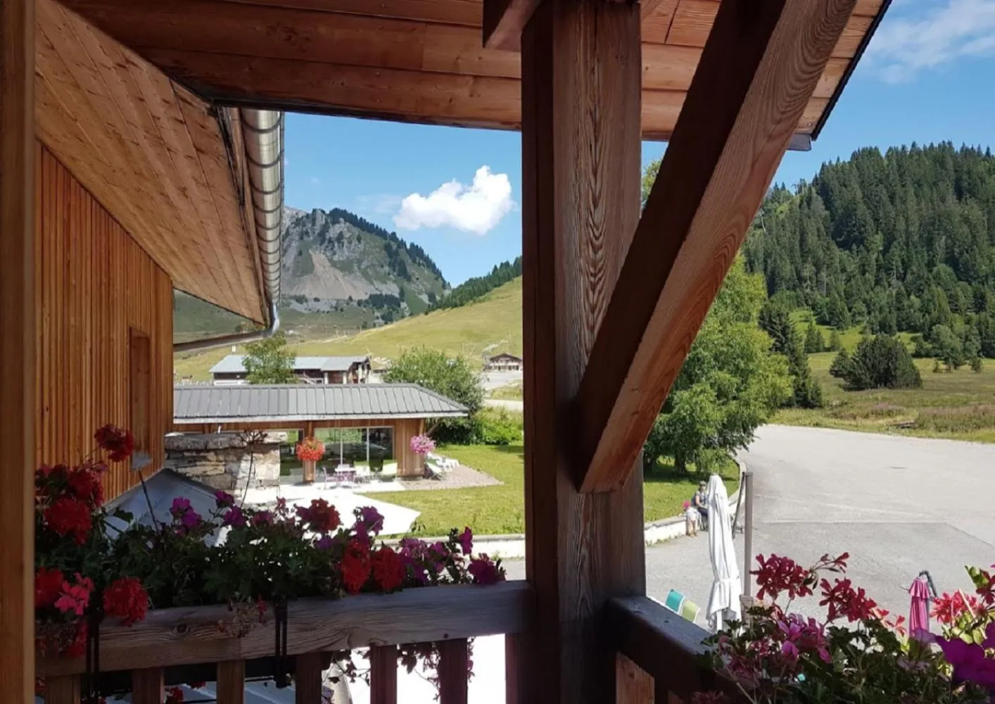 Patio in Logis Chalet Hotel Vaccapark