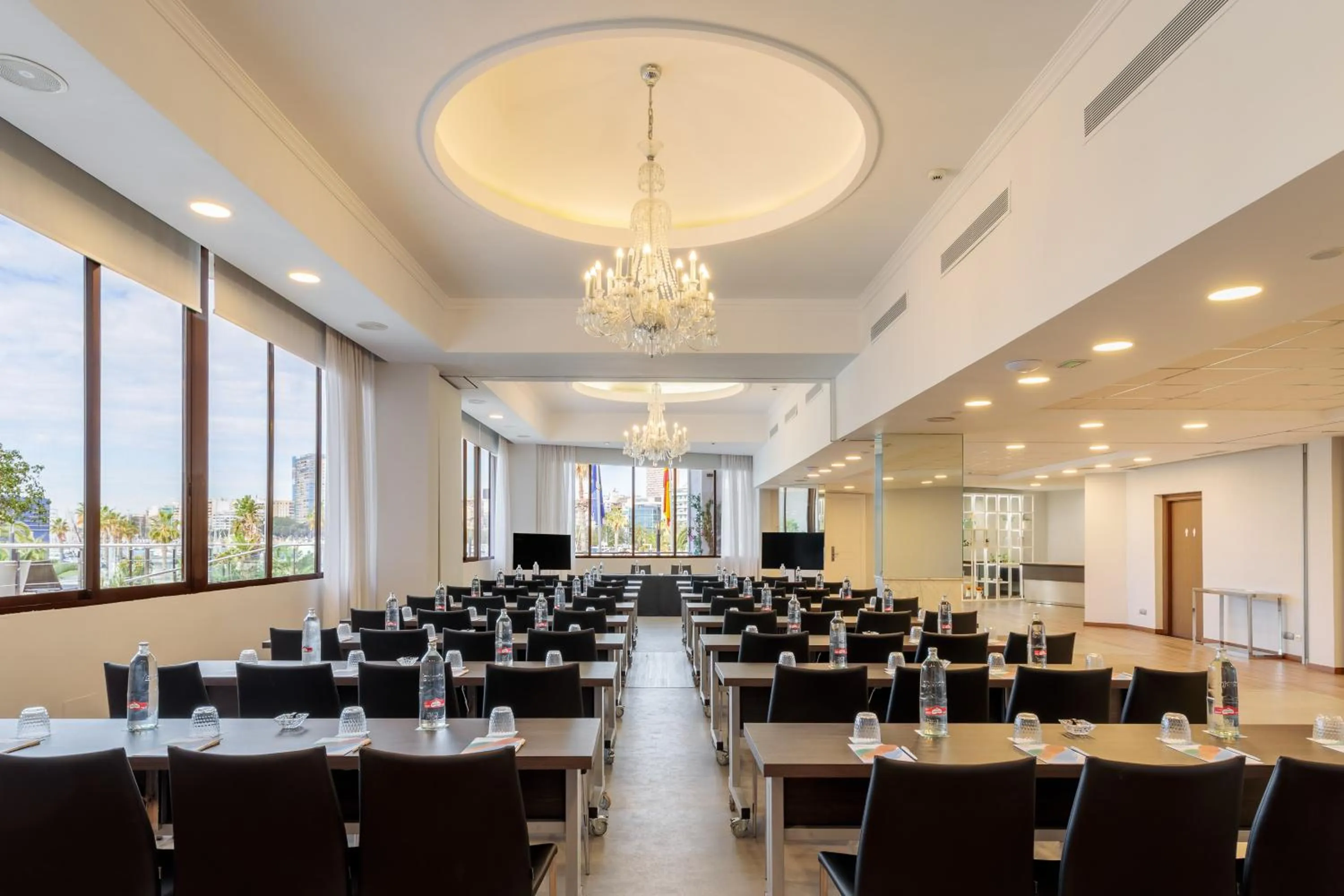 Restaurant/places to eat in Melia Alicante