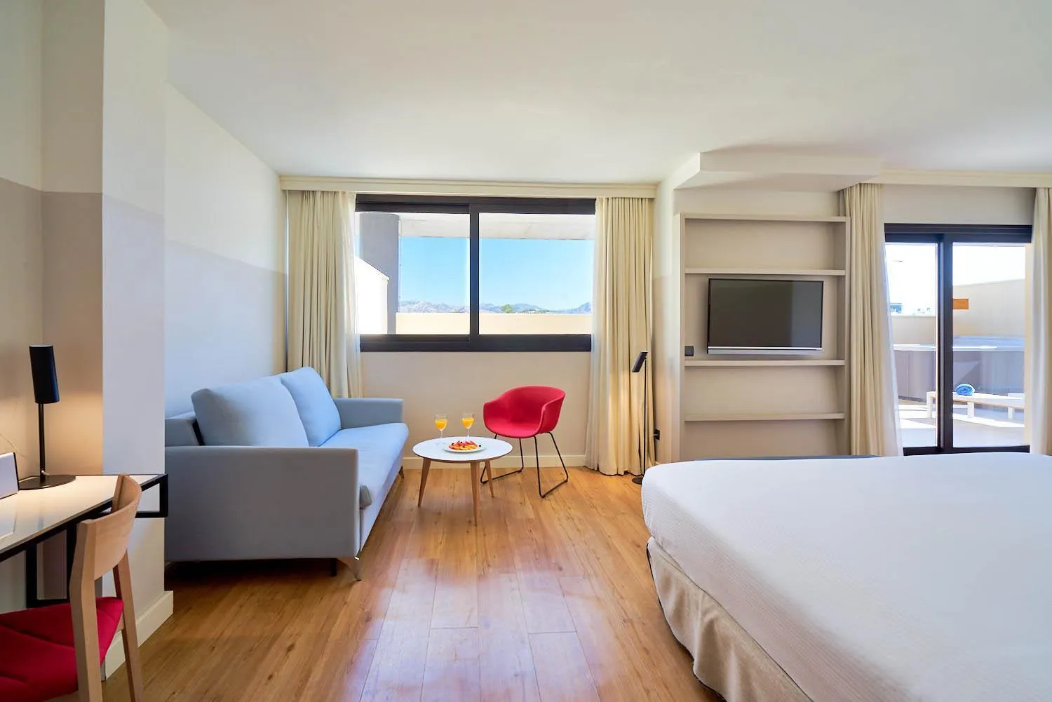 Photo of the whole room, Bed in Eurostars Málaga
