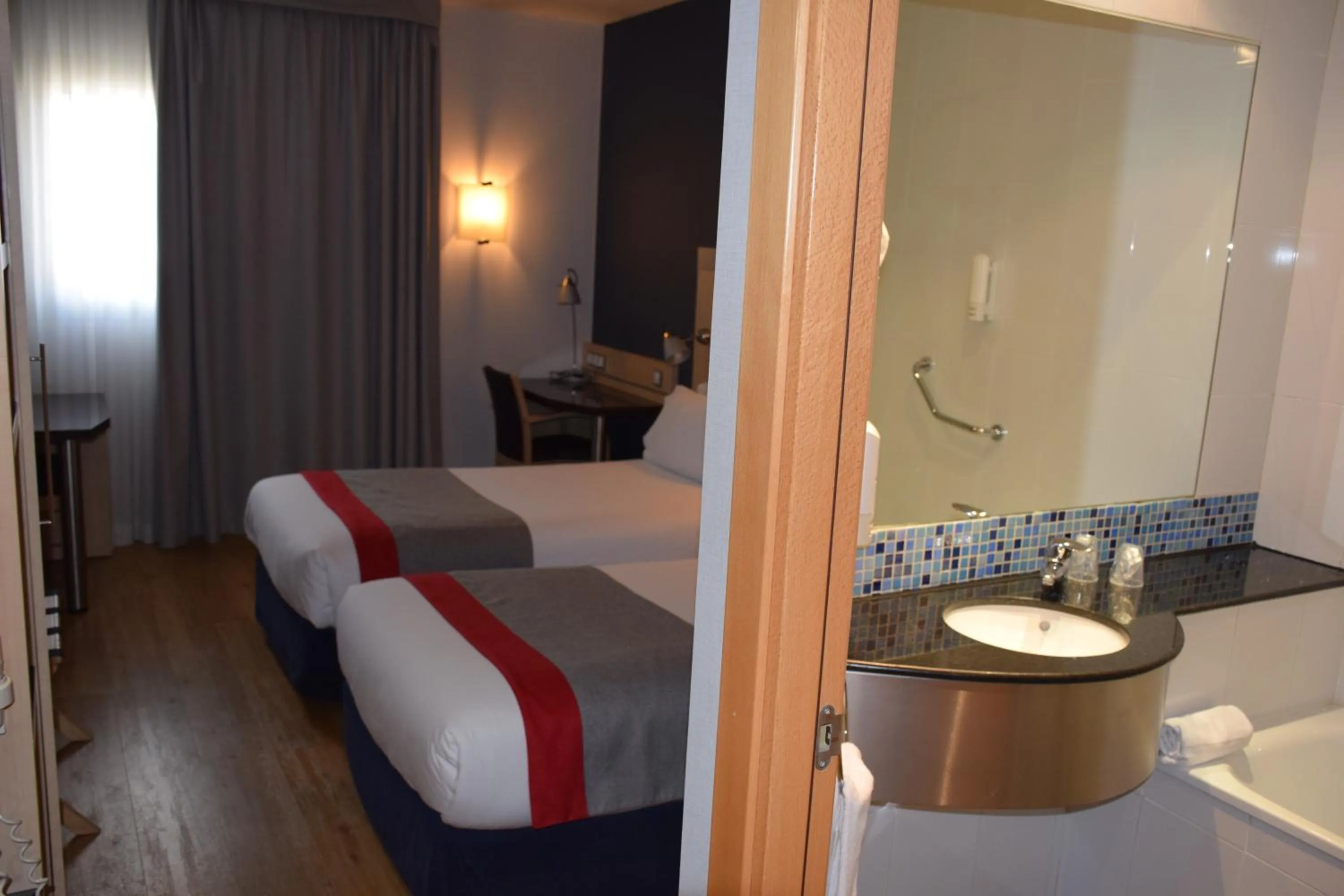 Photo of the whole room, Bed in Hotel Holiday Inn Express Madrid-Rivas by IHG