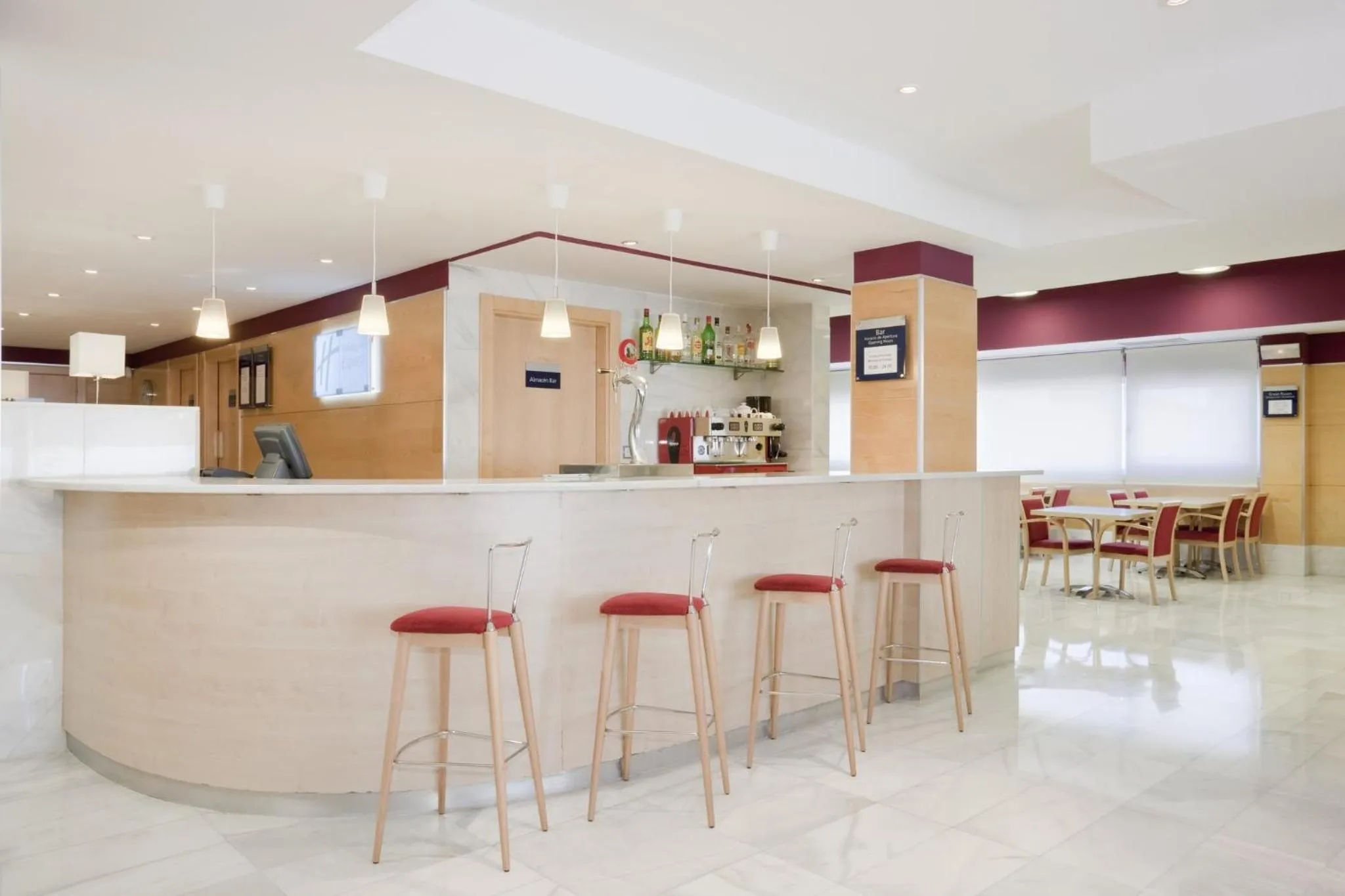 Lounge or bar in Holiday Inn Express Alcobendas by IHG