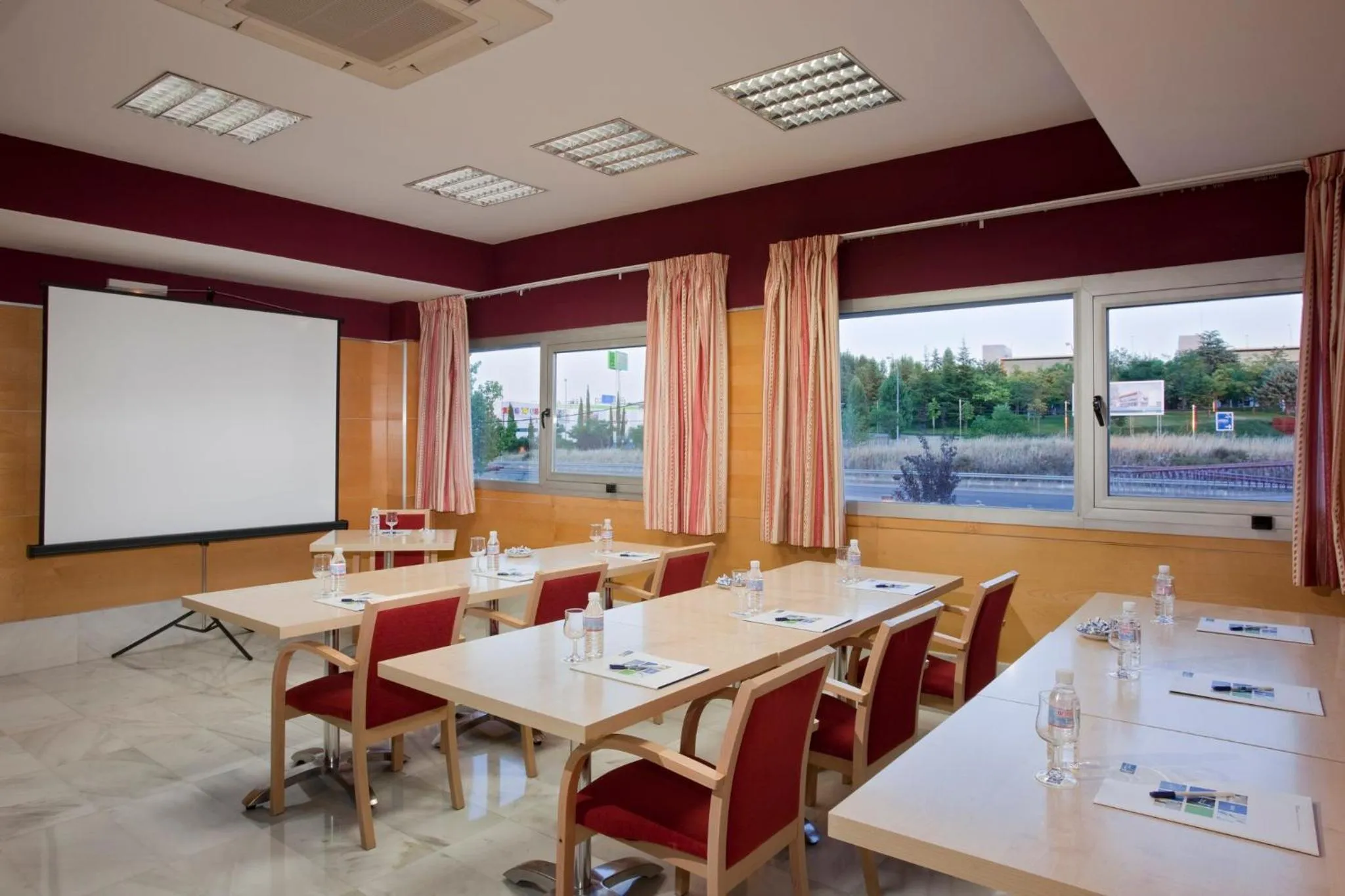 Meeting/conference room in Holiday Inn Express Alcobendas by IHG