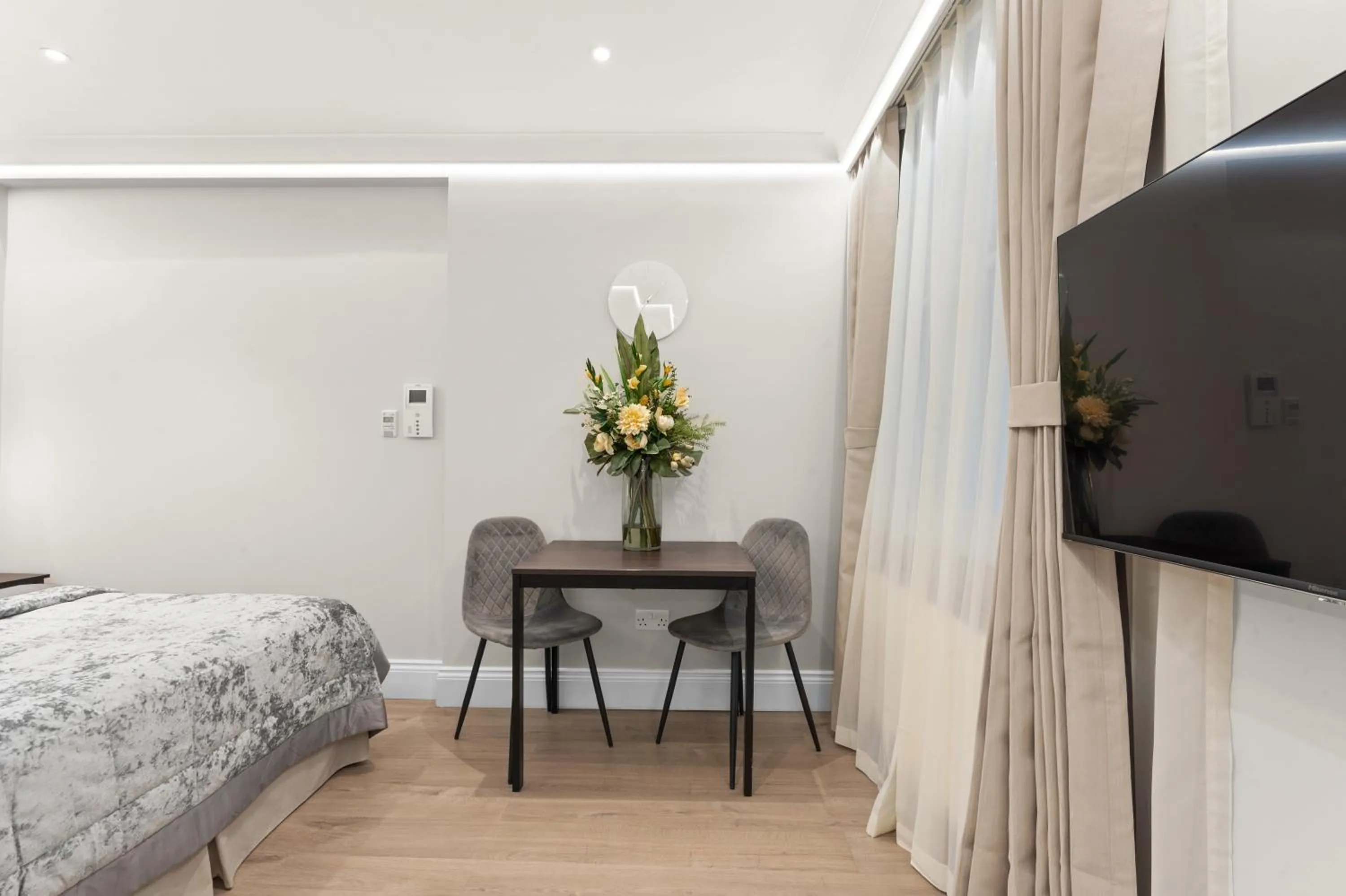 TV and multimedia, Bed in Cleveland Residences Russell Square