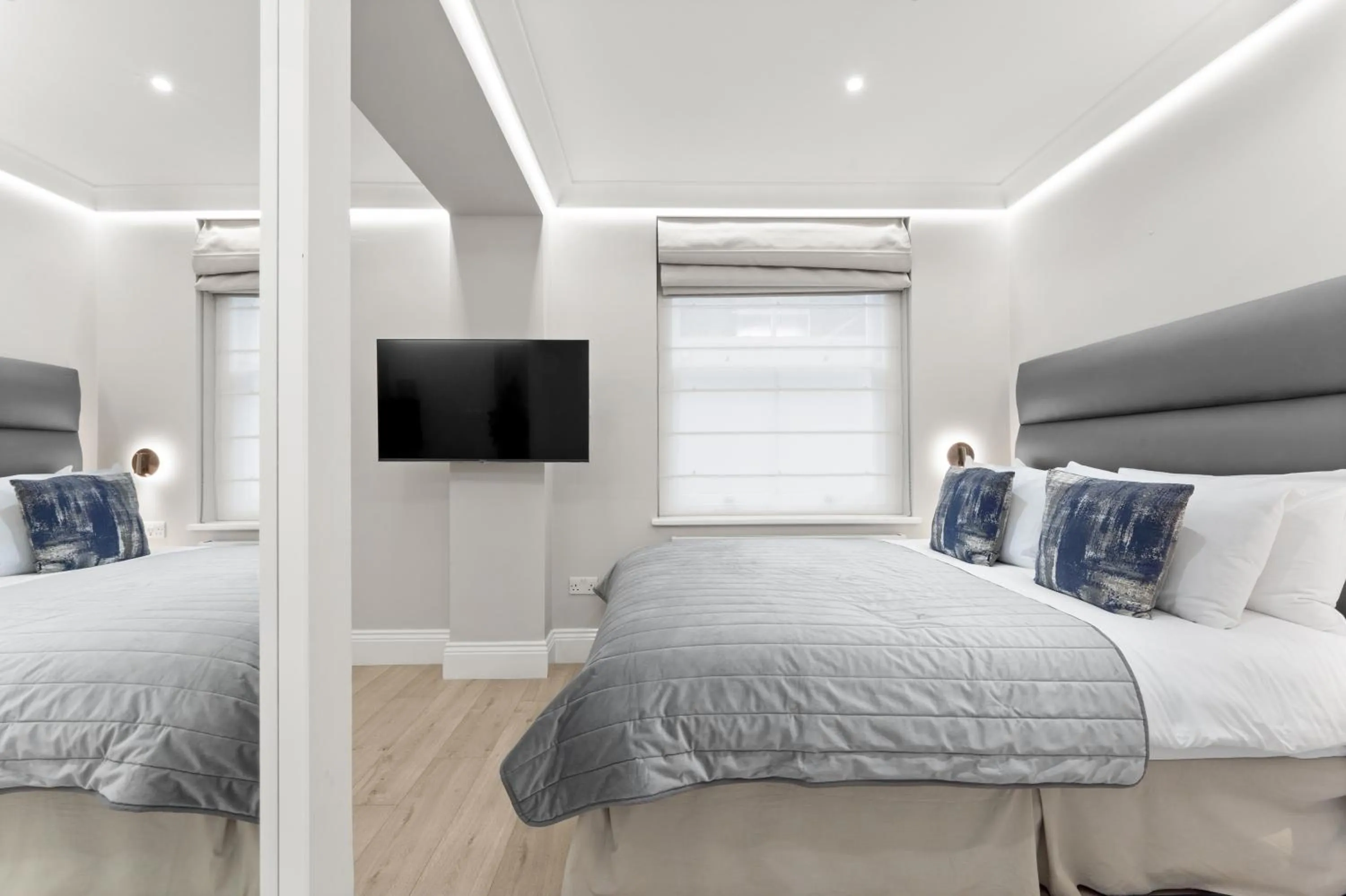 Photo of the whole room, Bed in Cleveland Residences Russell Square