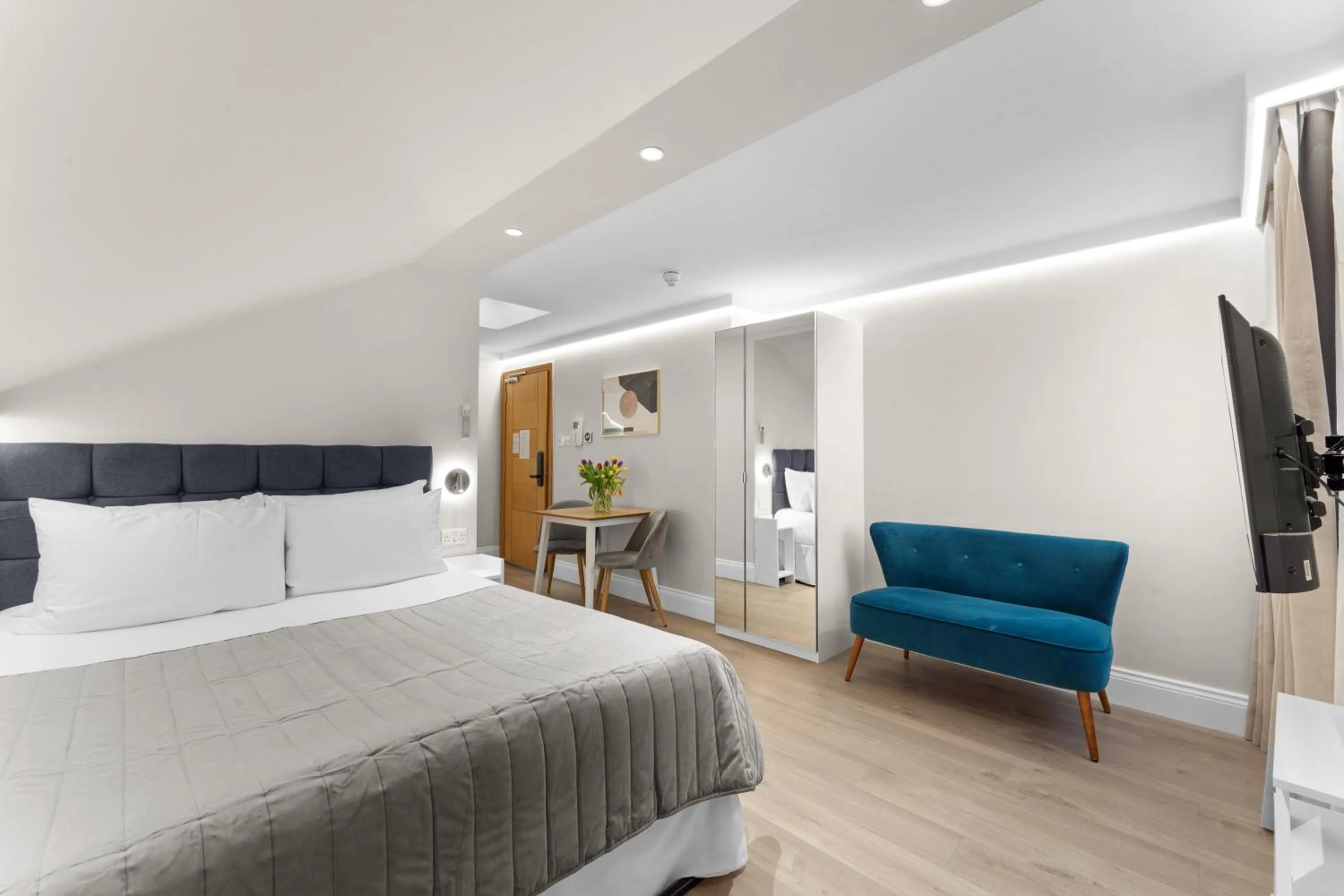 TV and multimedia, Bed in Cleveland Residences Russell Square