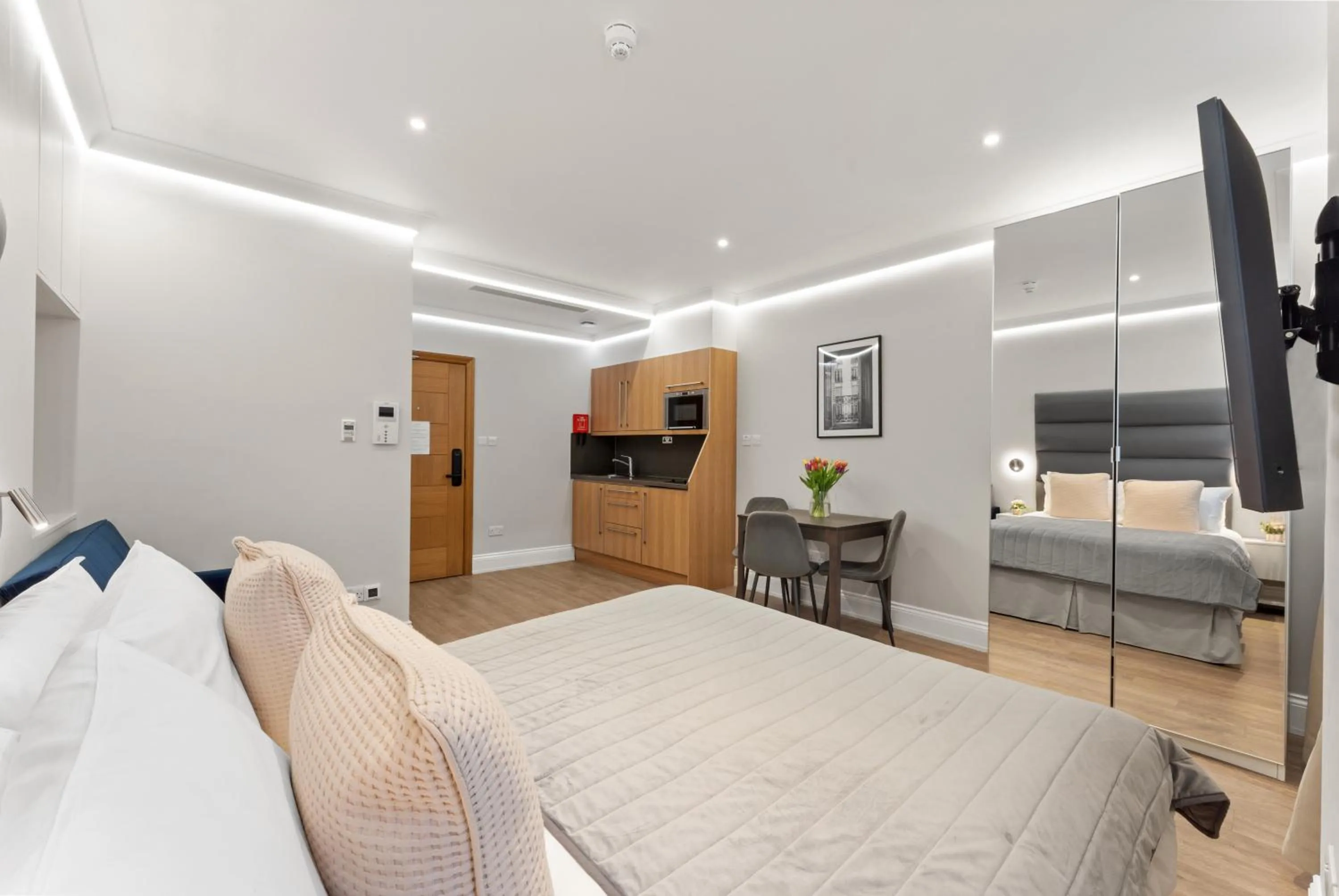 Photo of the whole room, Bed in Cleveland Residences Russell Square