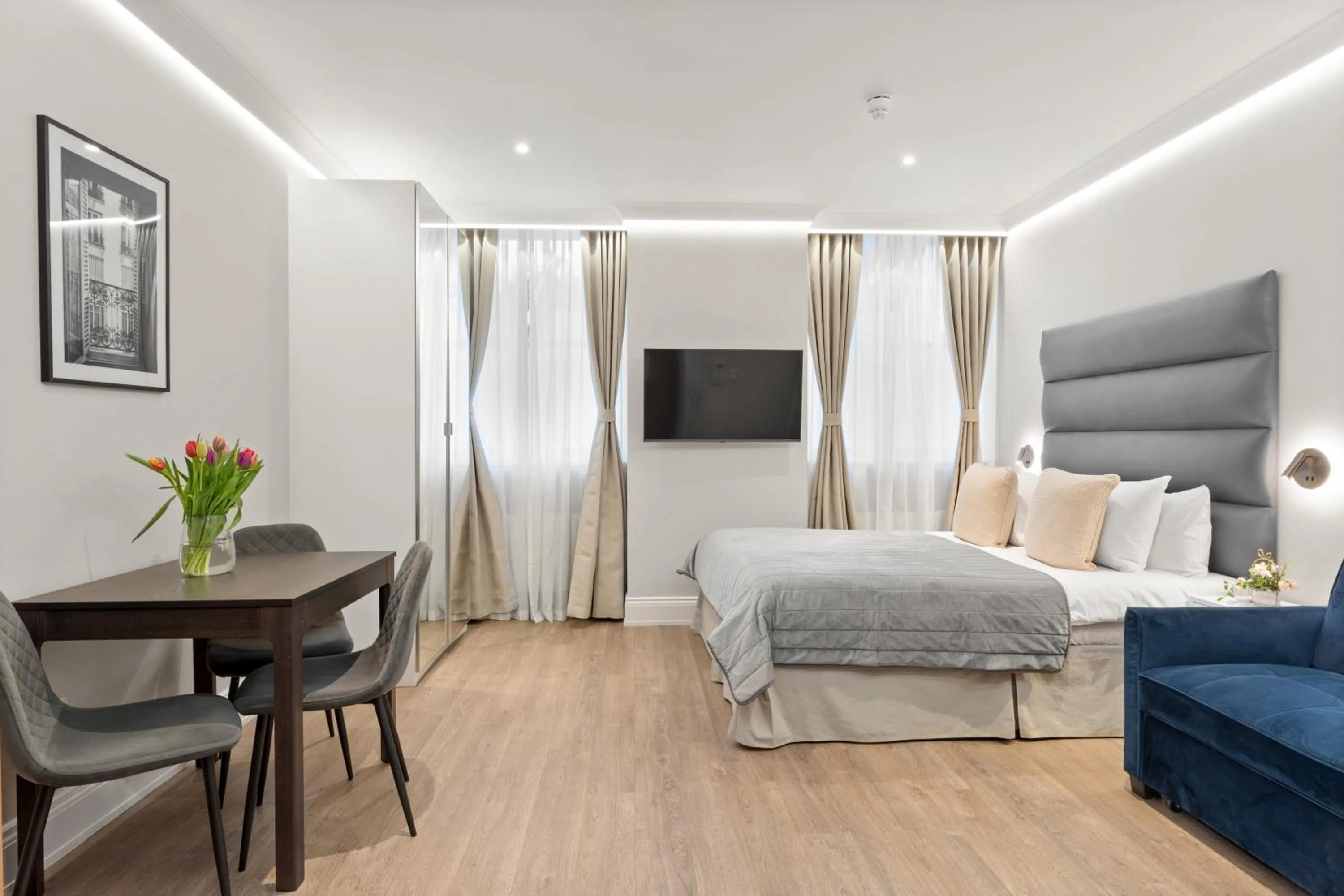 Photo of the whole room, Bed in Cleveland Residences Russell Square