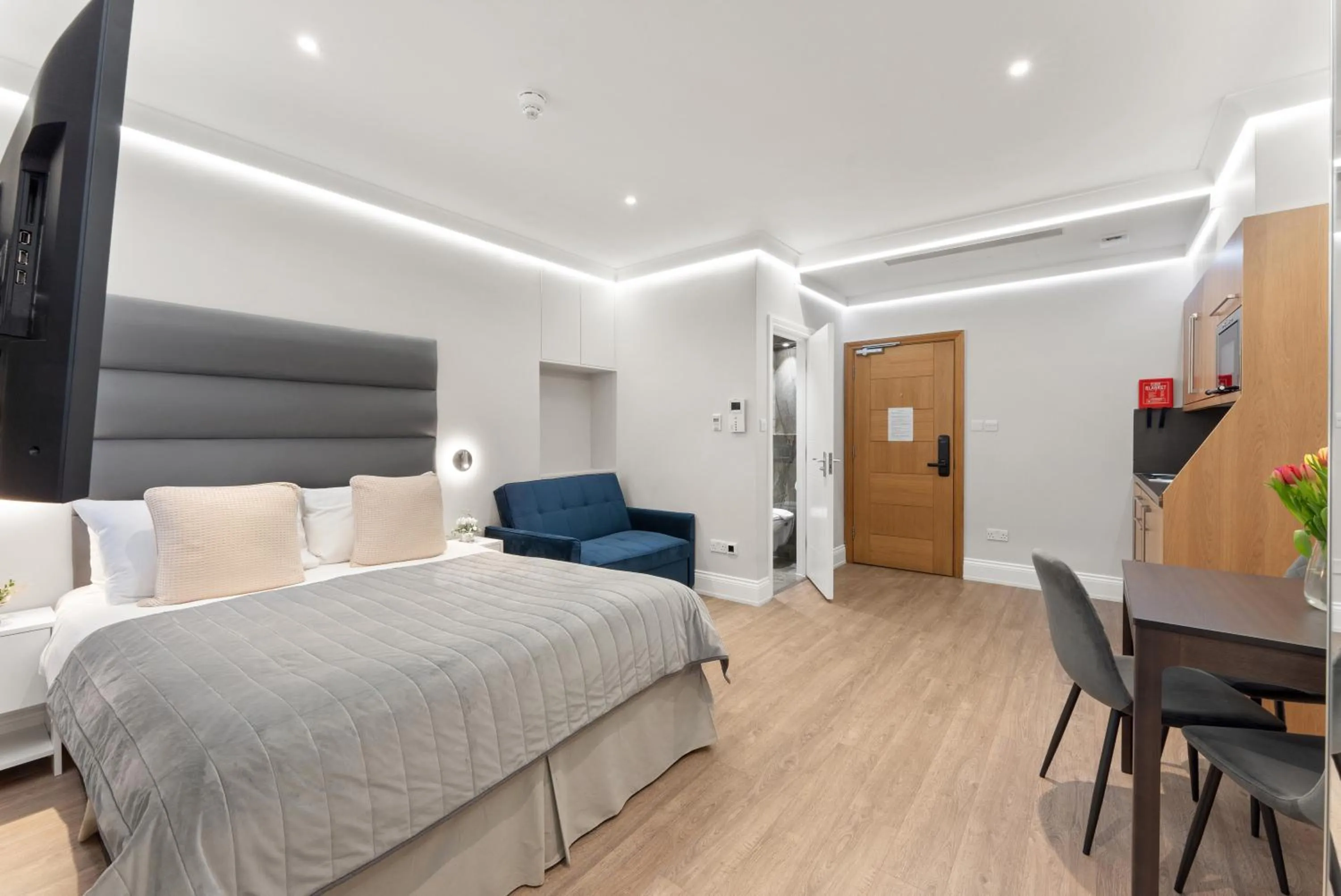 Photo of the whole room, Bed in Cleveland Residences Russell Square