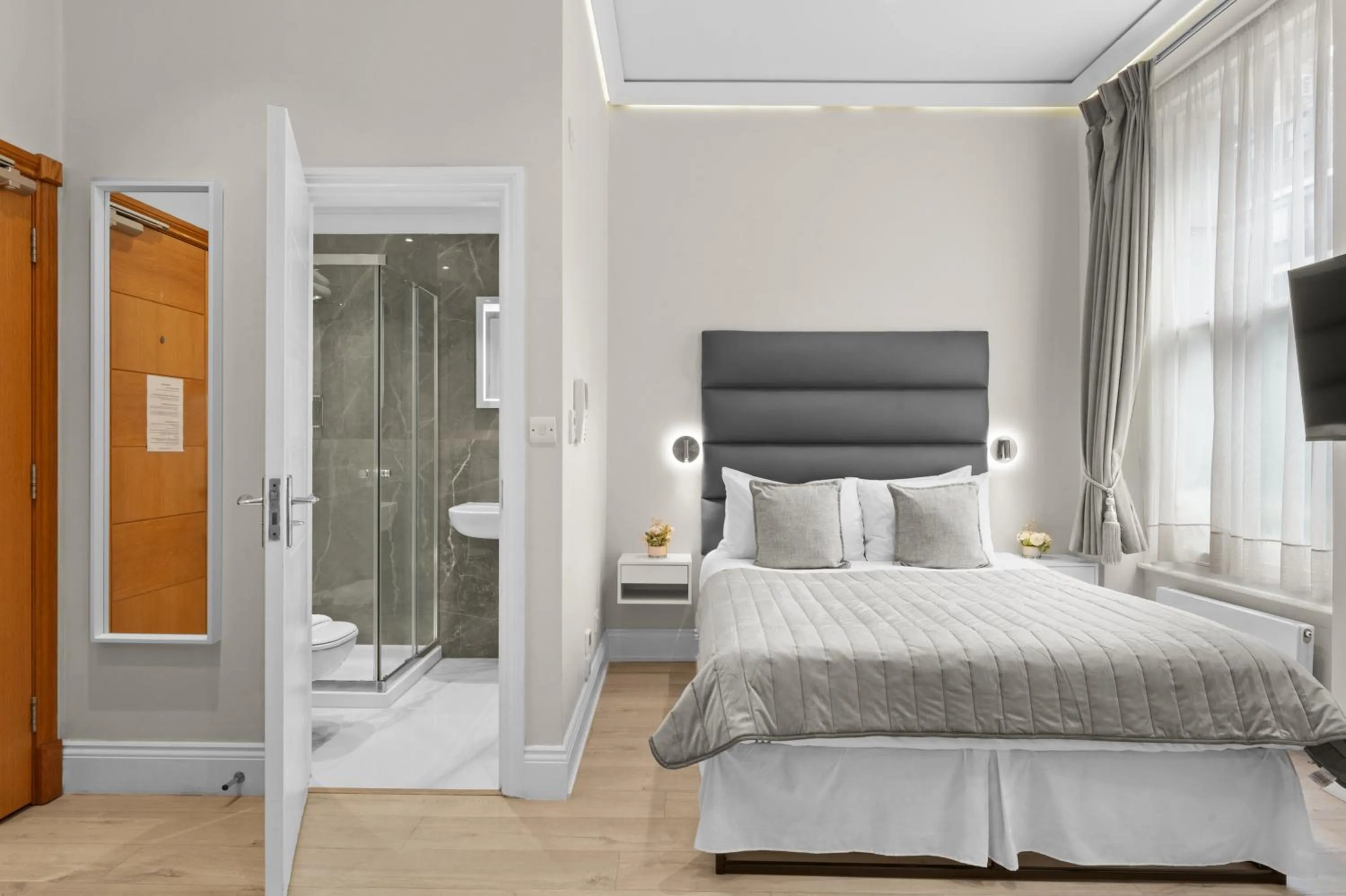 Shower, Bed in Cleveland Residences Russell Square