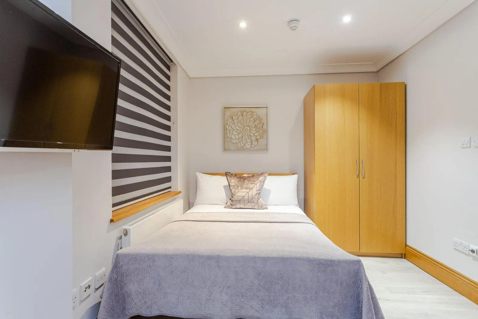 Photo of the whole room, Bed in Cleveland Residences Russell Square