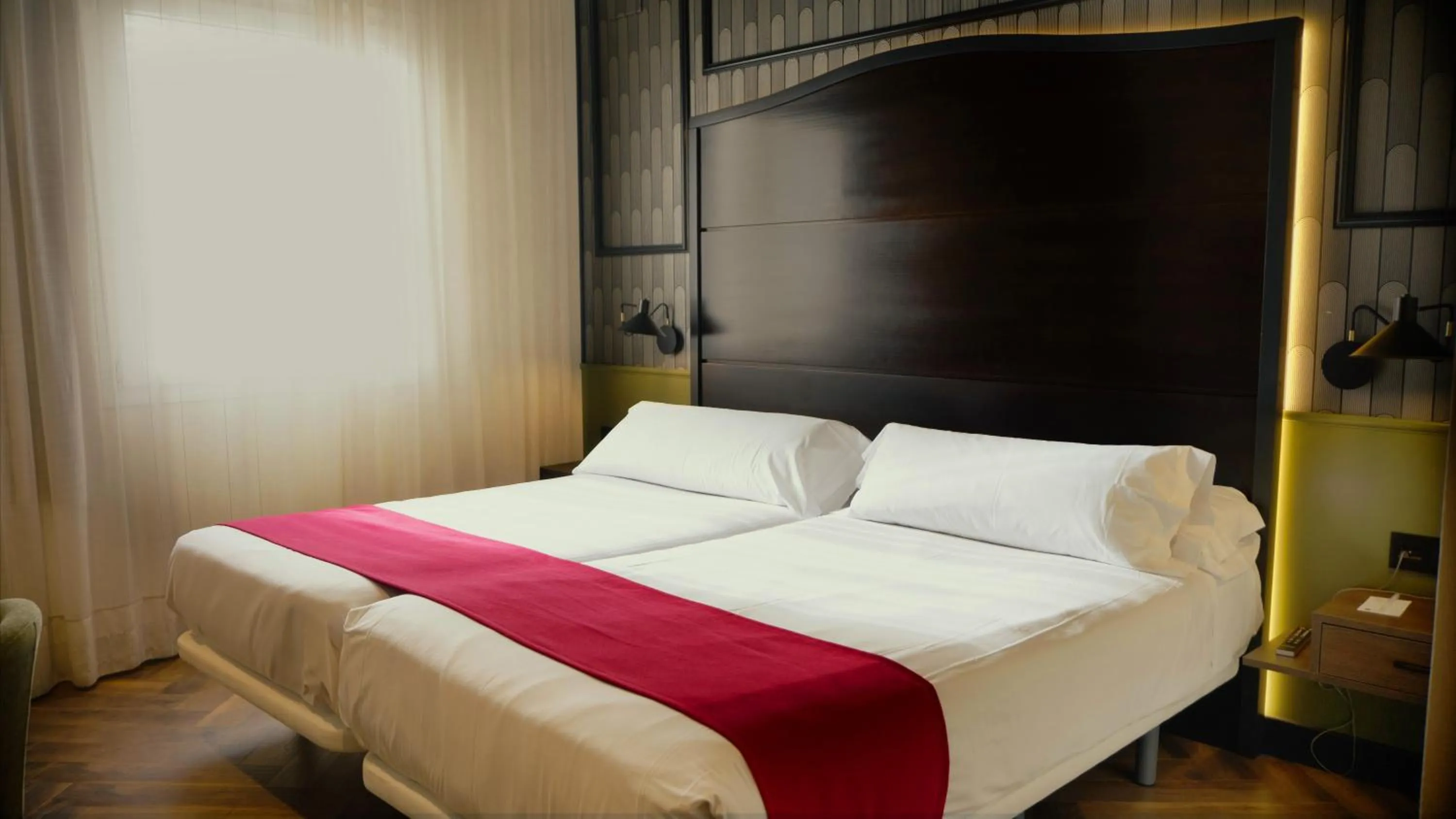 Photo of the whole room, Bed in Vértice Sevilla Aljarafe