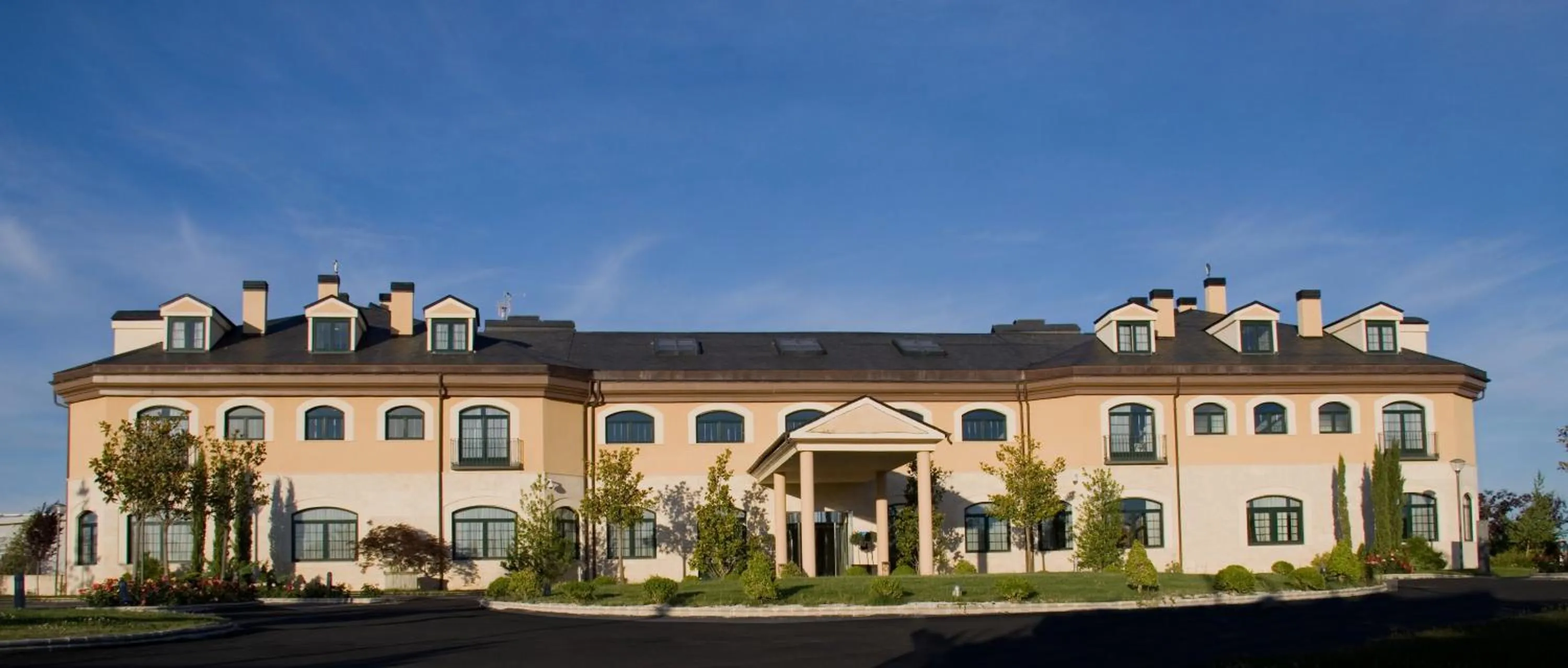 Facade/entrance in Hotel Fontecruz Ávila