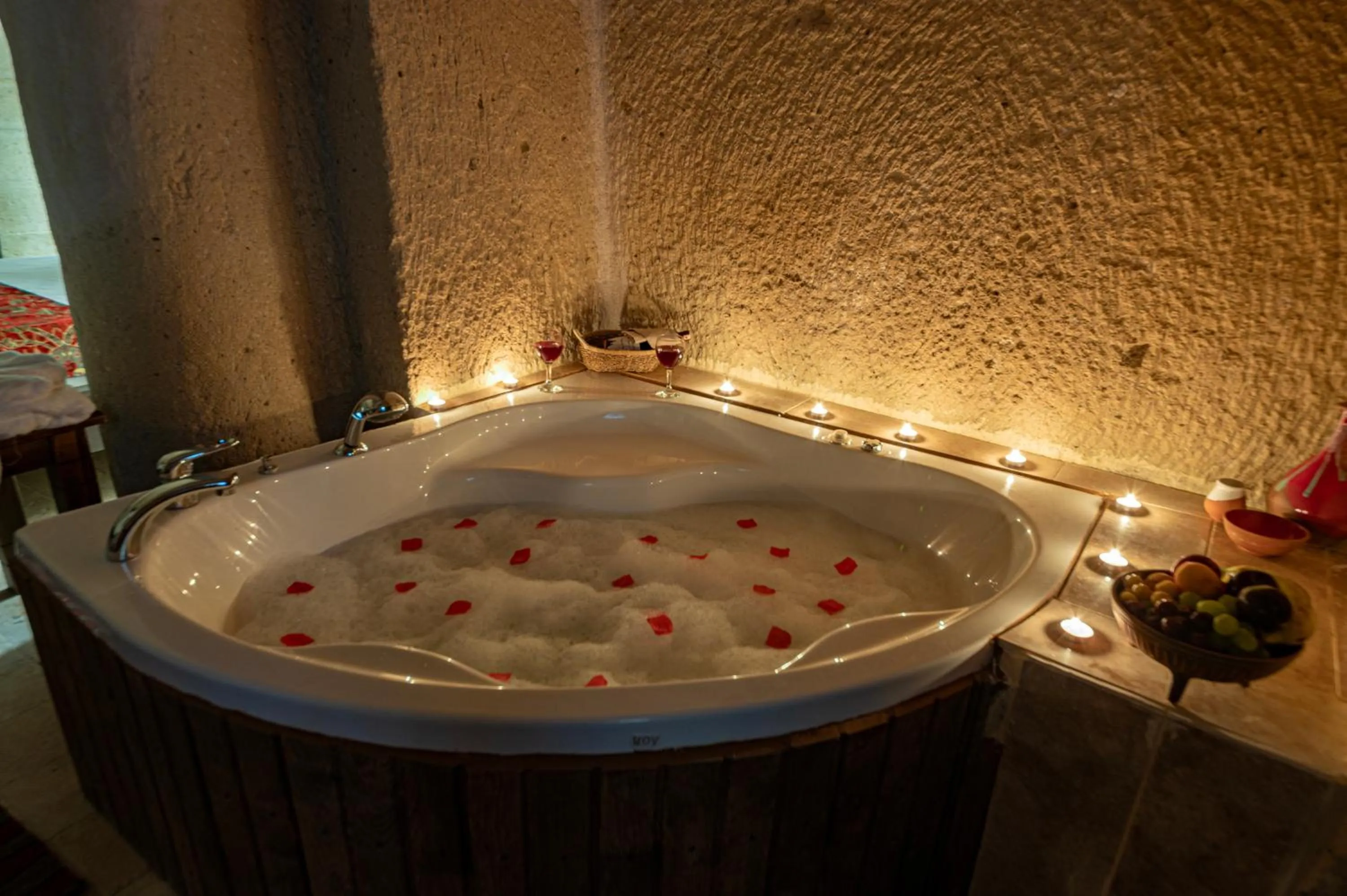 Hot Tub in Shiraz Cave Cappadocia