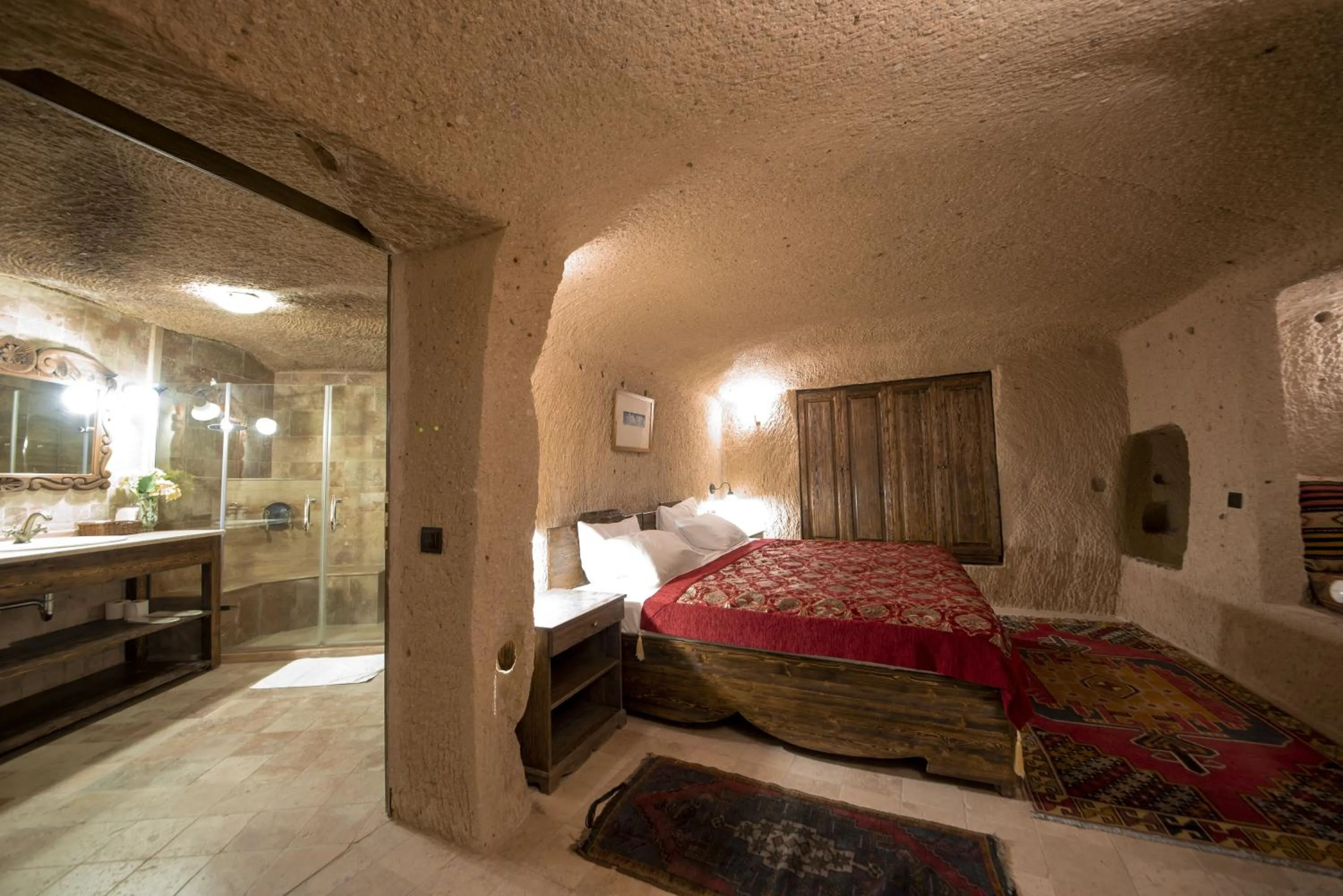 Bedroom, Bed in Shiraz Cave Cappadocia