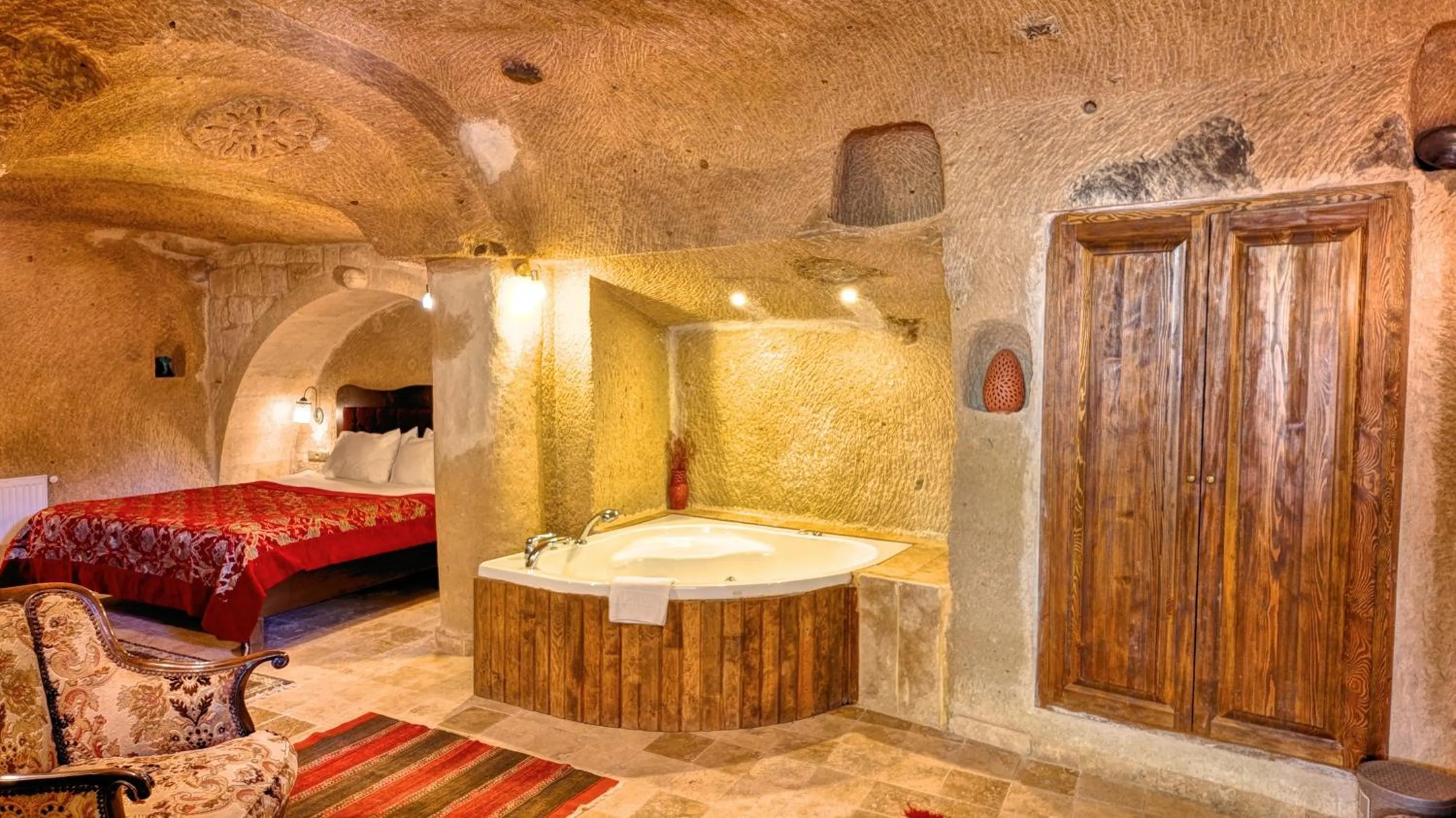 Photo of the whole room, Bed in Shiraz Cave Cappadocia