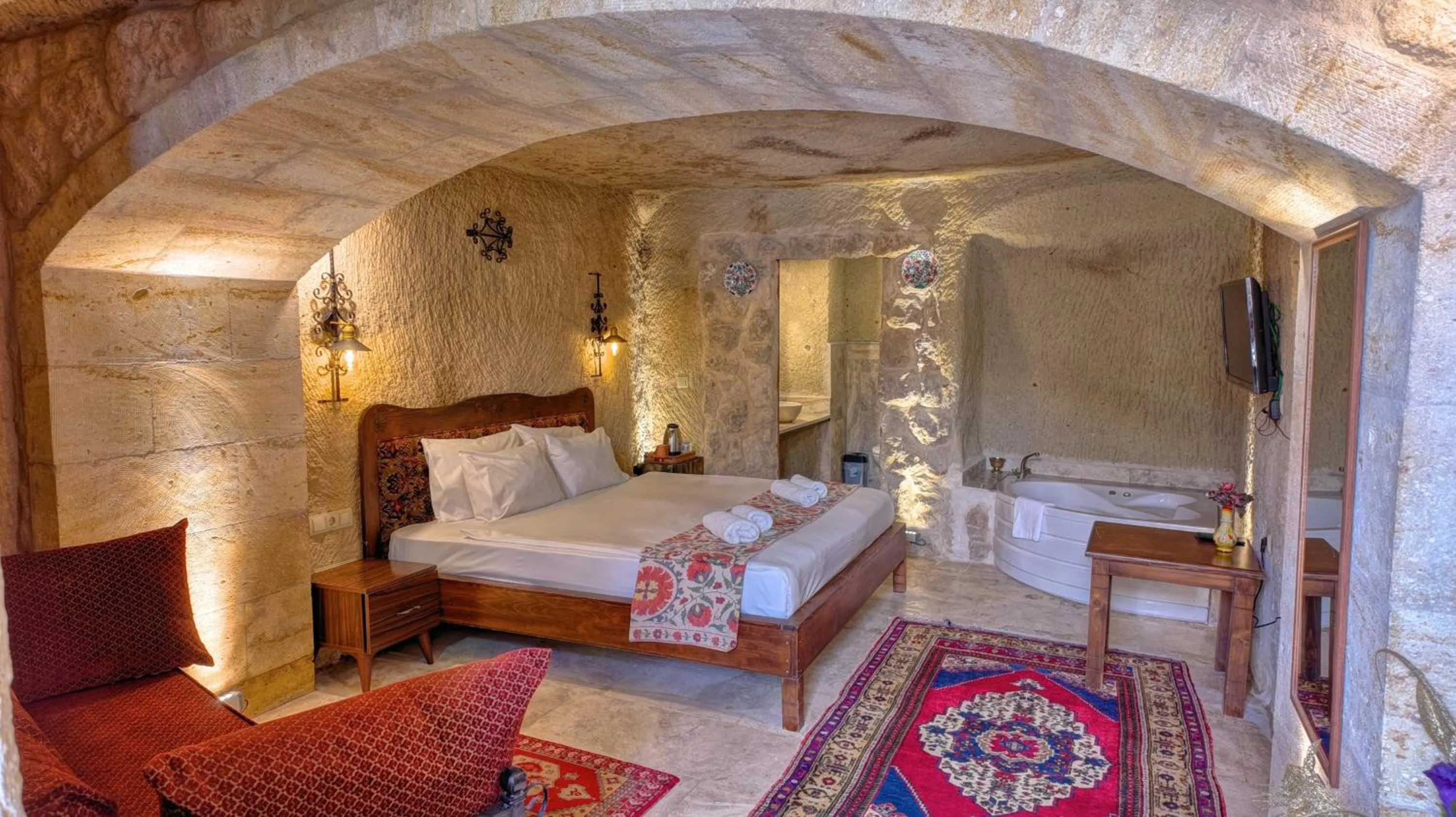 Hot Tub, Bed in Shiraz Cave Cappadocia
