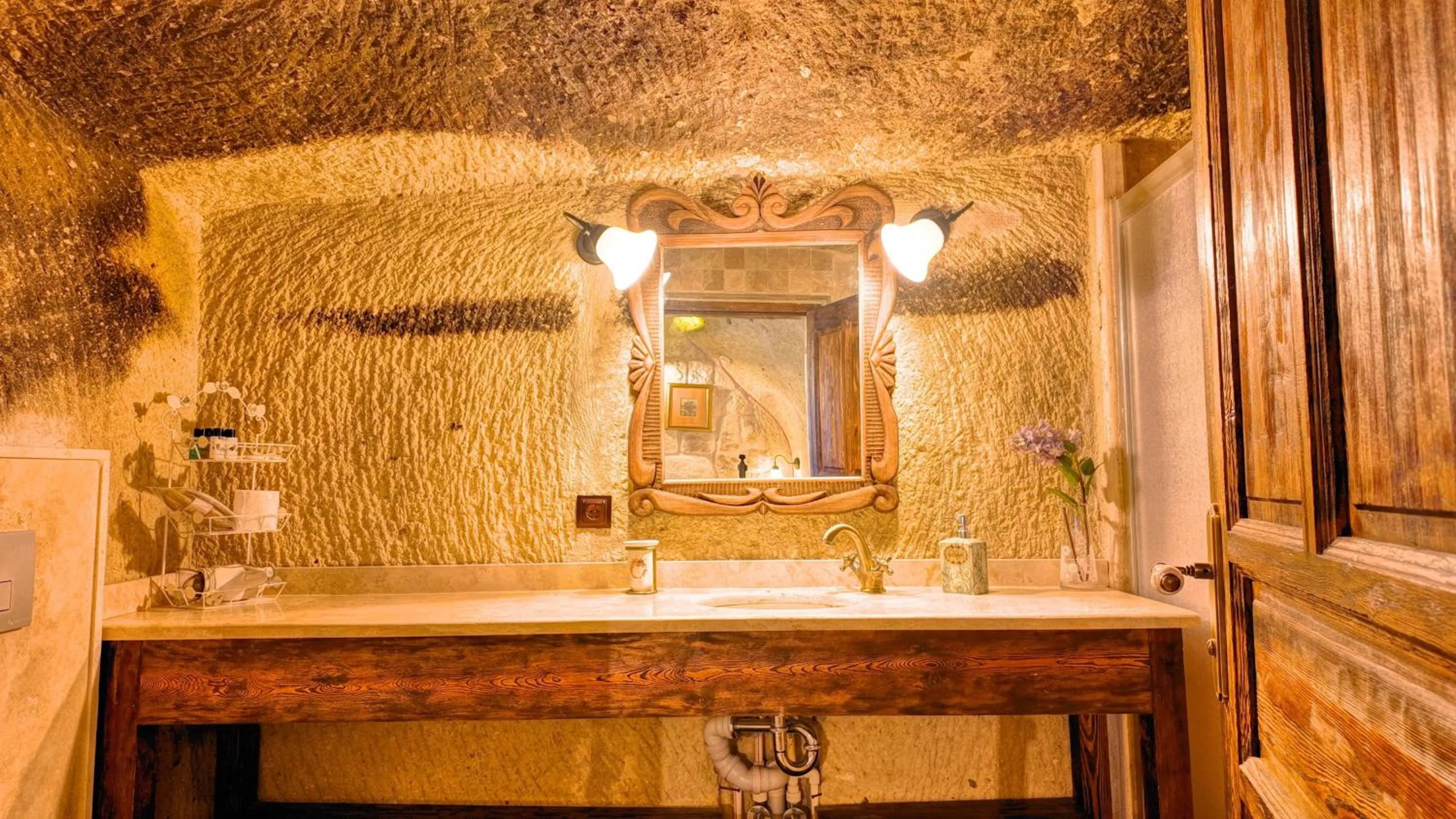 Bathroom in Shiraz Cave Cappadocia